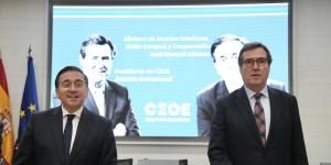 El ministro de Asuntos Exteriores, José María Albares, junto al presidente de CEOE, Antonio Garamendi