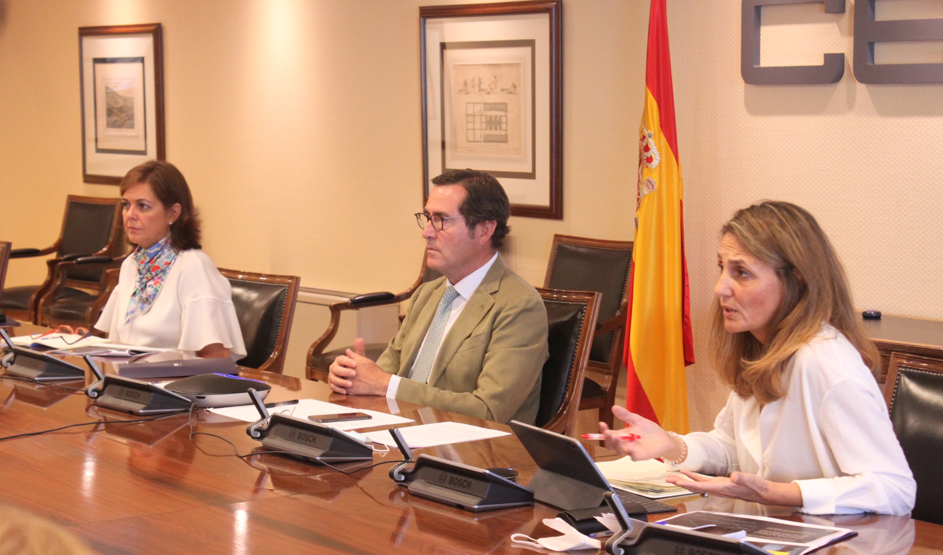 Marta Blanco, directora de CEOE Internacional, Antonio Garamendi, presidente de CEOE, y Chus Escobar, socia responsable de Sector Público y de Financial Accounting Advisory Services de EY, en la presentación del informe "Gestión de la crisis turística provocada por la COVID-19"