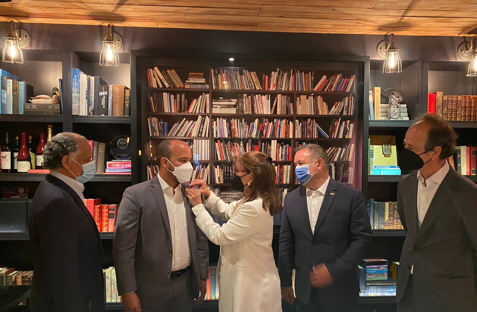 El presidente de CEIB y de COPARDOM, William Matías Ramírez, recibe de manos de la secretaria general Iberoamericana, Rebeca Grynspan, la insignia de presidencia de CEIB