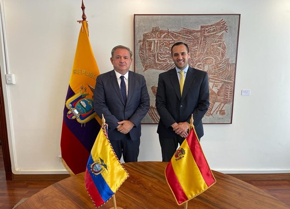 El secretario permanente de CEIB, Narciso Casado, con el ministro de Producción, Comercio Exterior, Inversiones y Pesca de Ecuador, Julio José Prado