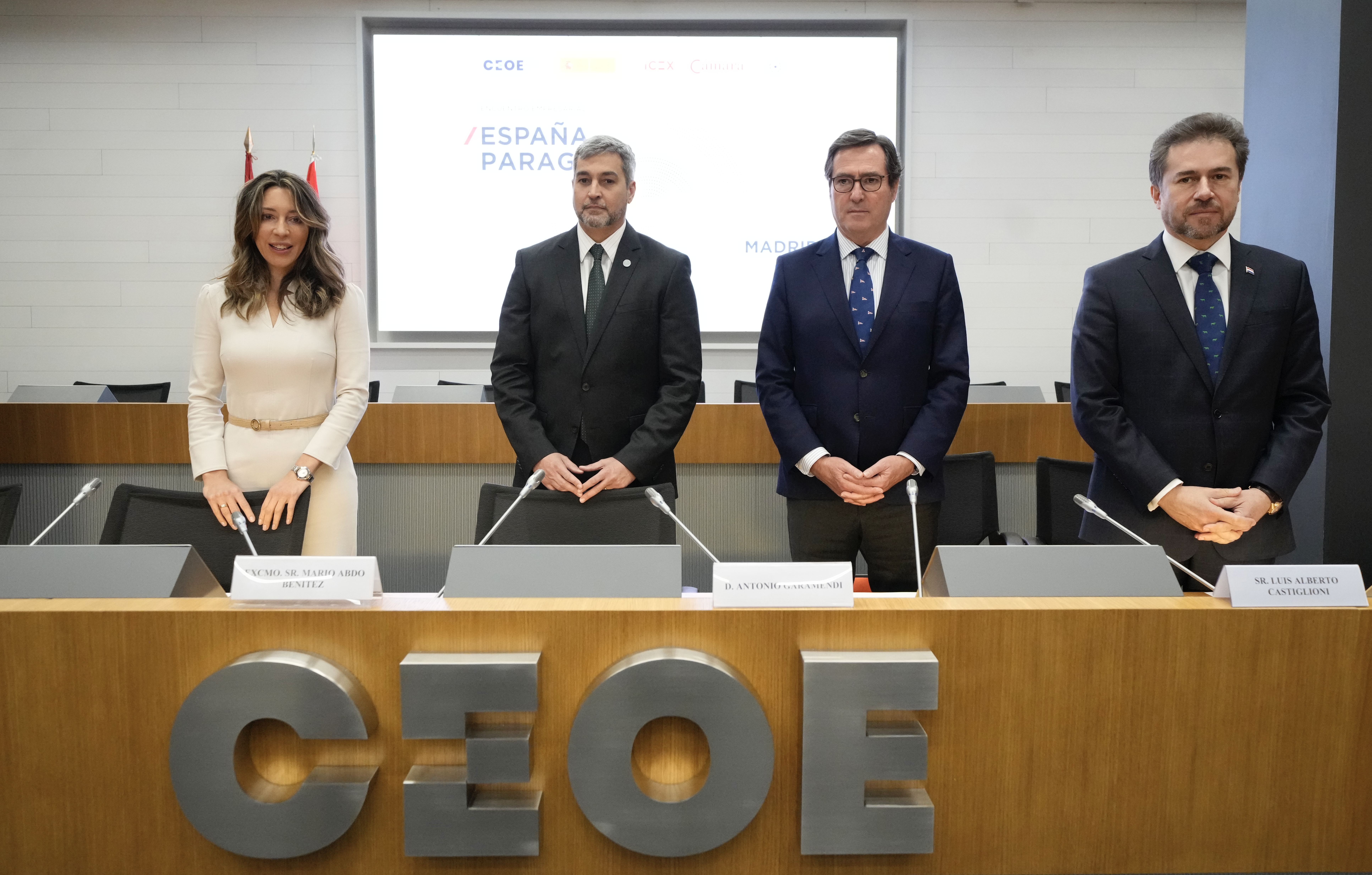 2-xiana-mendez-mario-abdo-benitez-antonio-garamendi-y-luis-alberto-castiglioni-en-la-inauguracion-en-ceoe-del-encuentro-empresarial-espana-paraguay.jpg