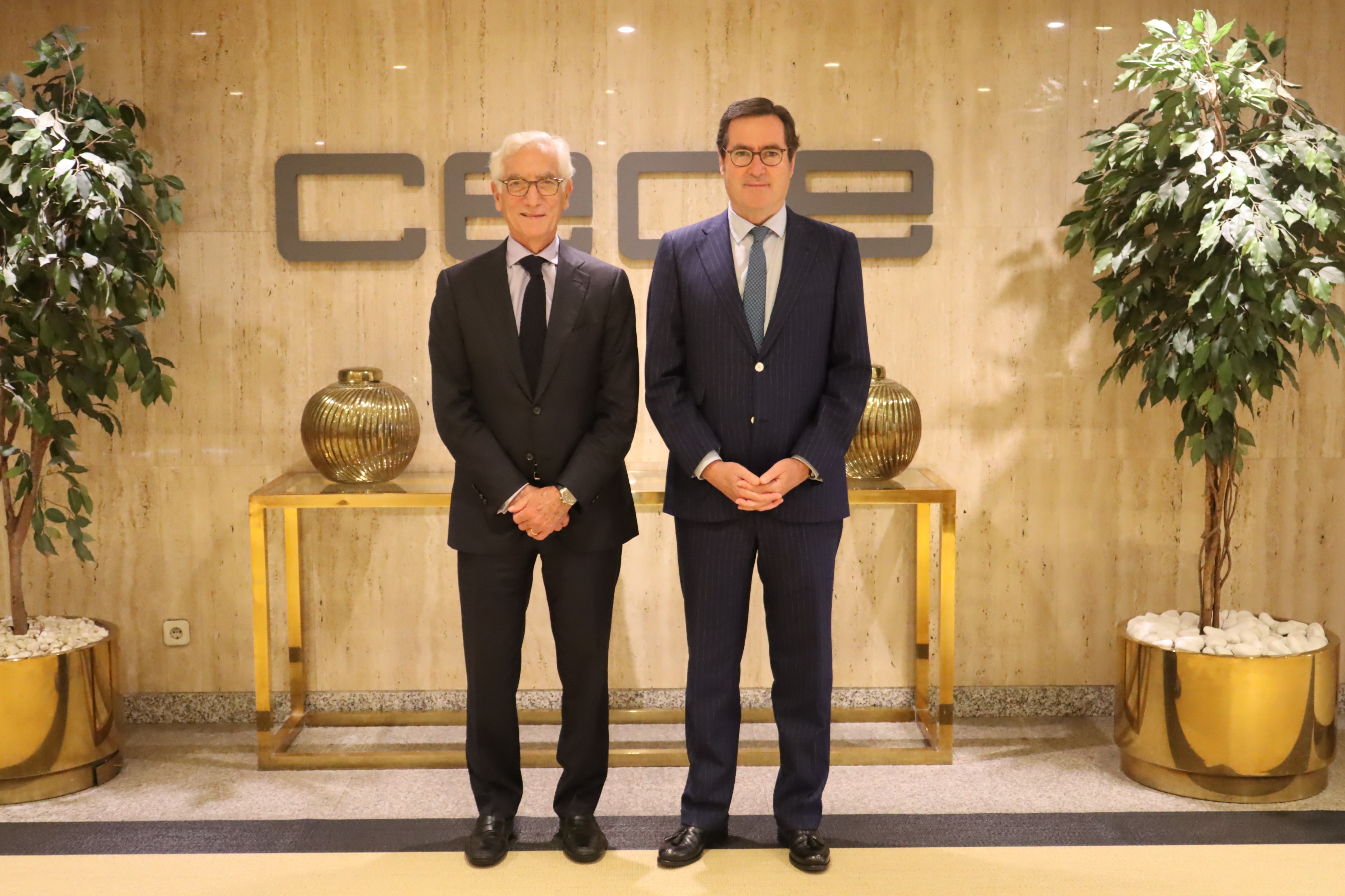 El presidente de CEOE, Antonio Garamendi, junto a sir Ronald Cohen, presidente del CSG