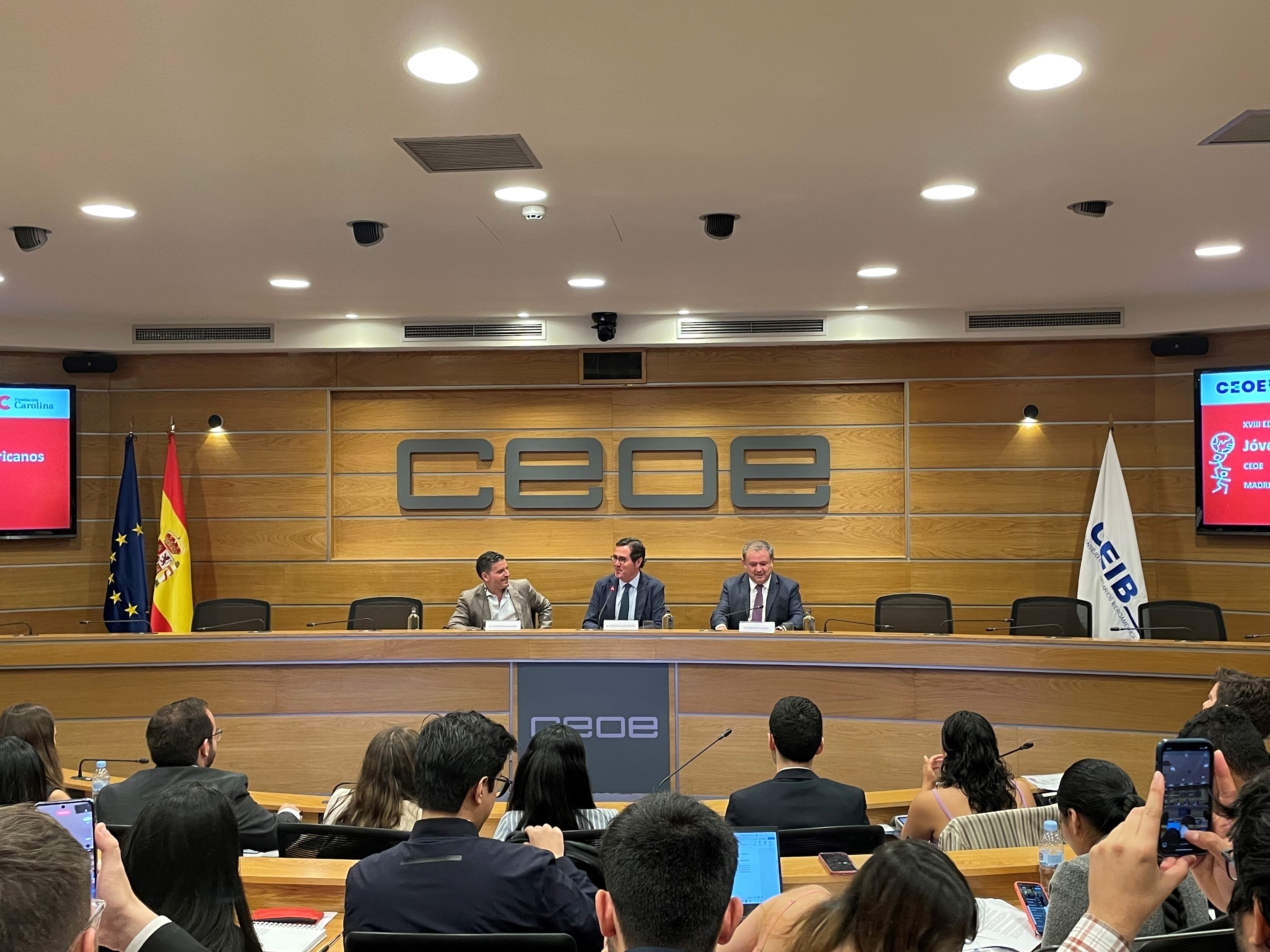 El presidente de CEOE, Antonio Garamendi; el secretario permanente de CEIB, Narciso Casado, y el secretario general de FIJE, Antonio Magraner, durante su intervención en CEOE.-