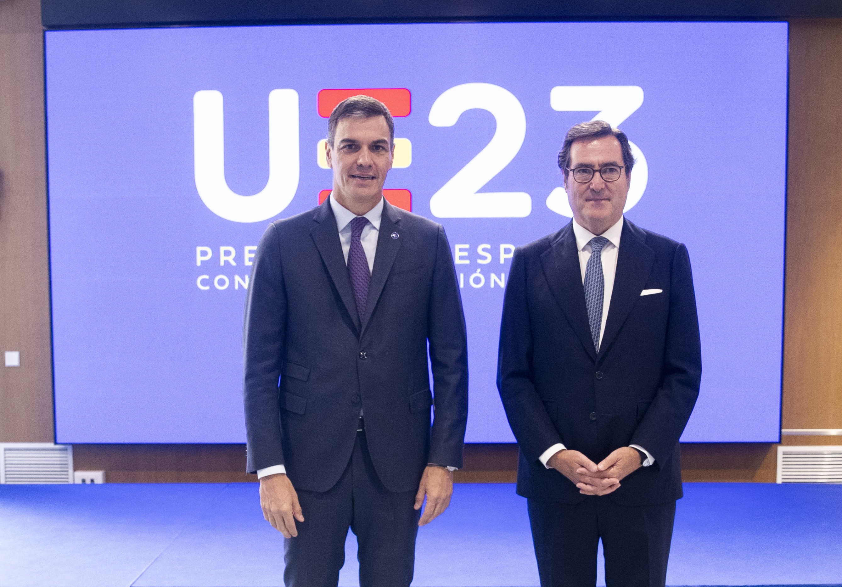 El presidente del Gobierno en funciones, Pedro Sánchez, con Antonio Garamendi, presidente de CEOE