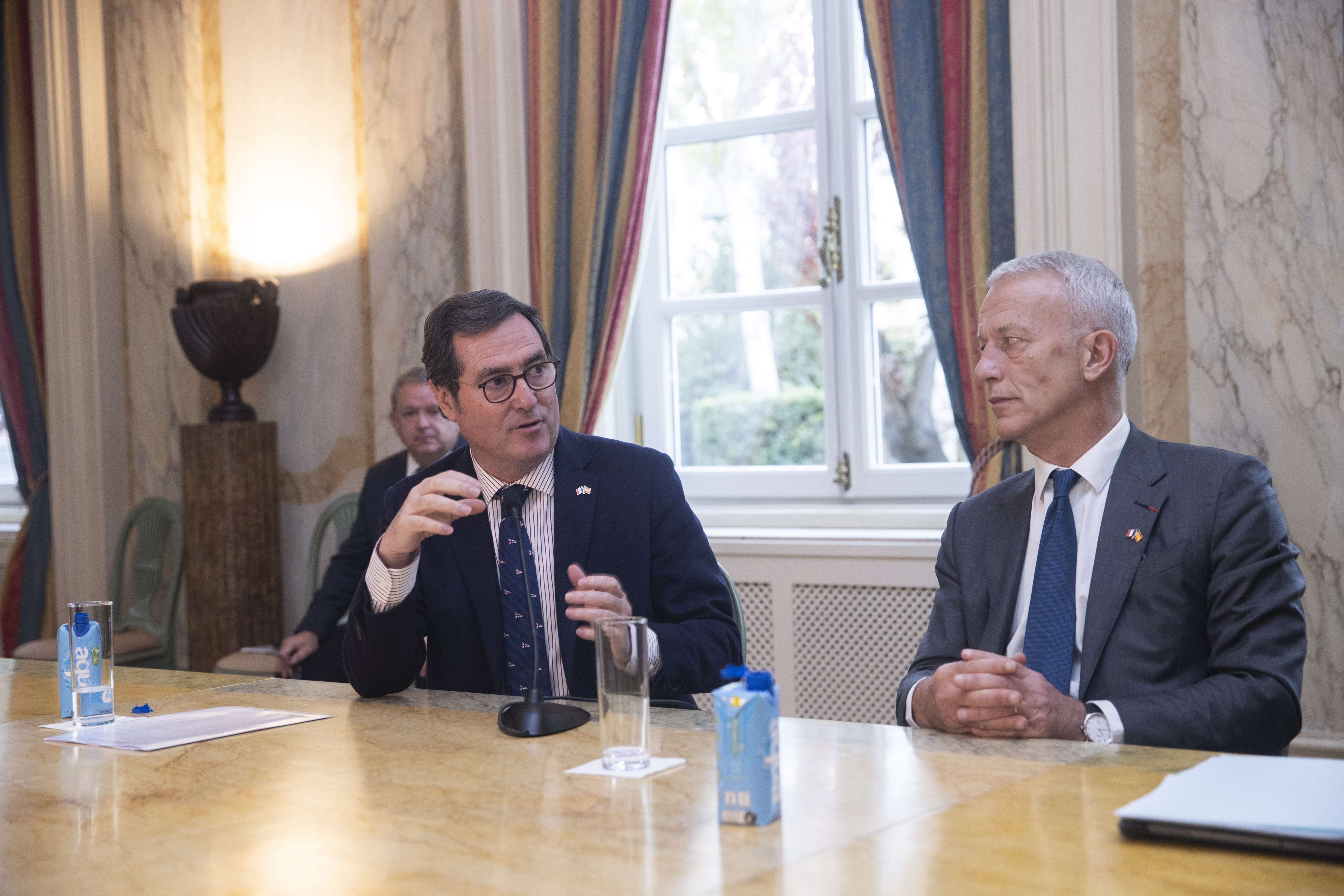 El presidente de CEOE, Antonio Garamendi, junto a Patrick Martin, presidente de MEDEF