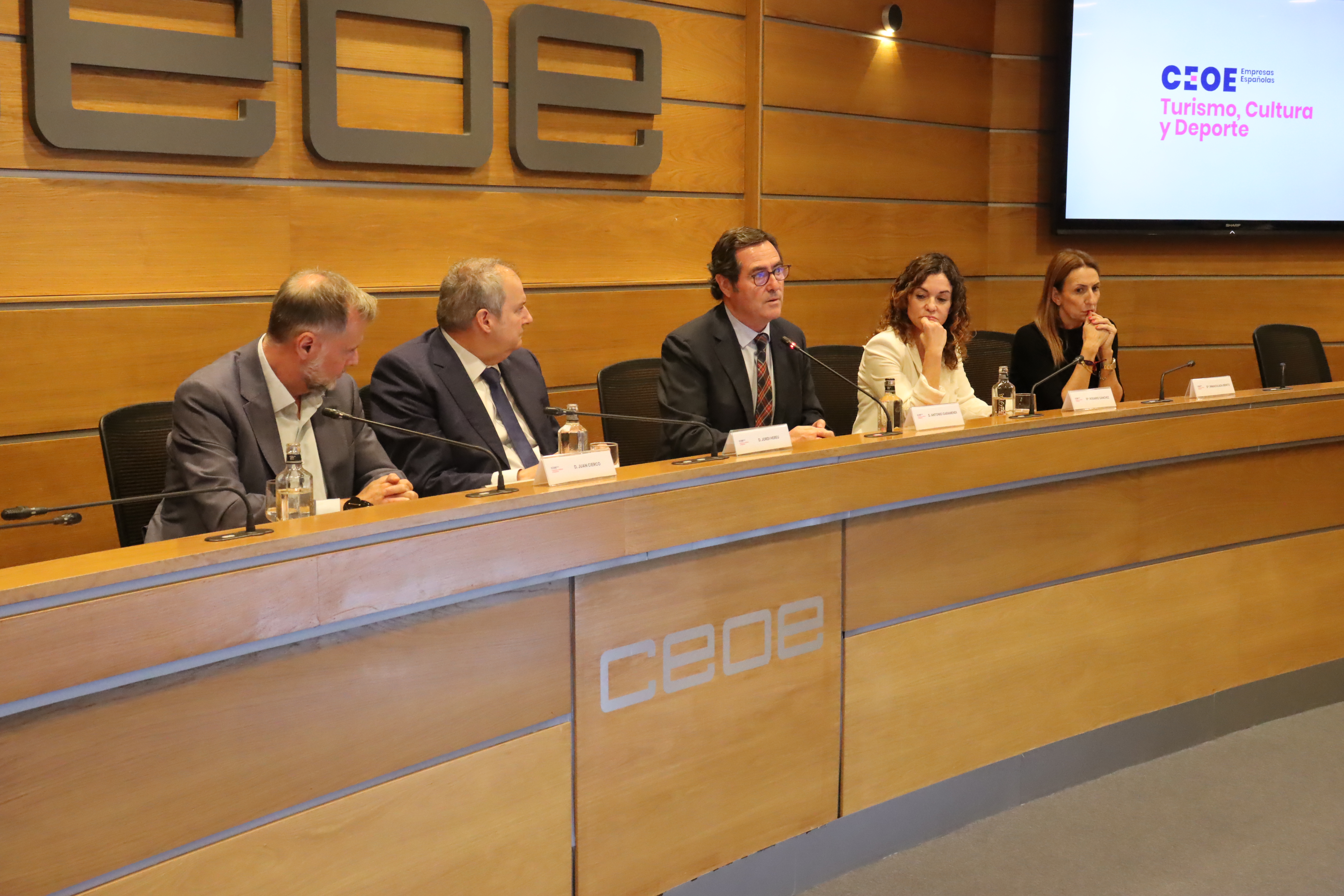 1 (izq a dcha): Juan Cierco, presidente del Consejo de Turismo de CEOE; Jordi Hereu, ministro de Industria y Turismo del Gobierno de España; Antonio Garamendi, presidente de CEOE; Rosario Sánchez, secretaria de Estado de Turismo; Inmaculada Benito, directora de Turismo, Cultura y Deporte de CEOE.