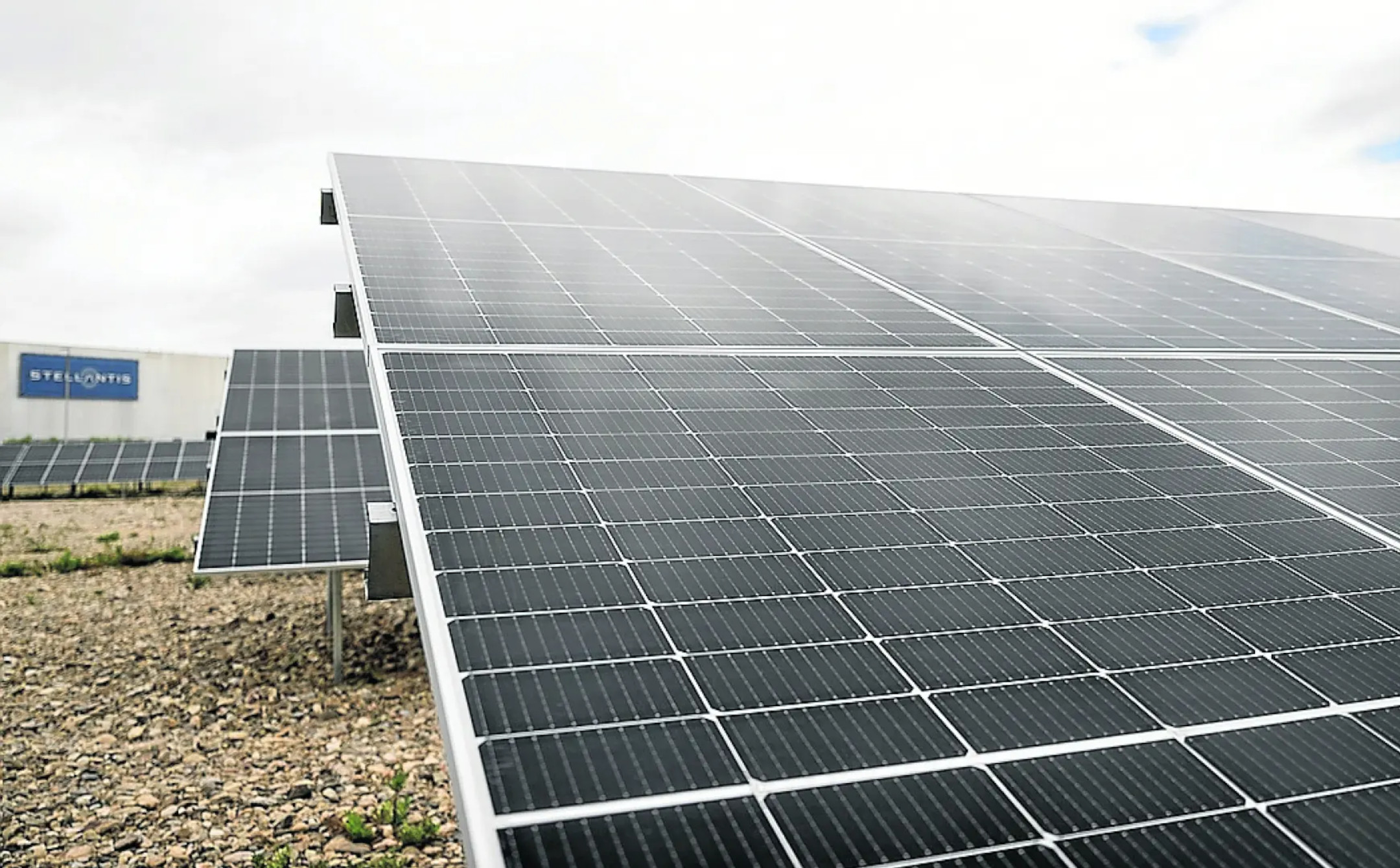 Paneles solares en la planta de Stellantis de Zaragoza