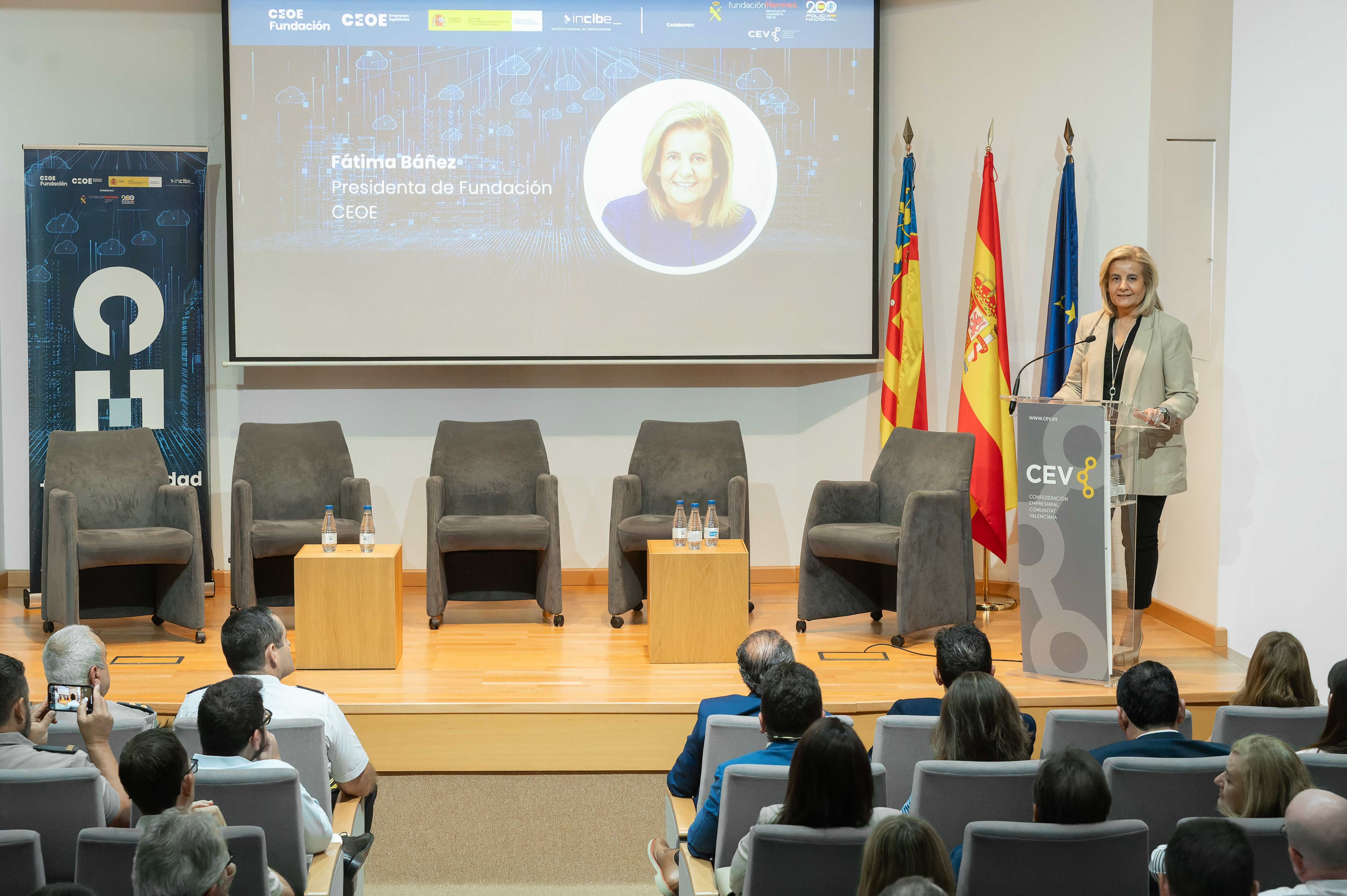 Fátima Báñez en la jornada ciberseguridad en Valencia