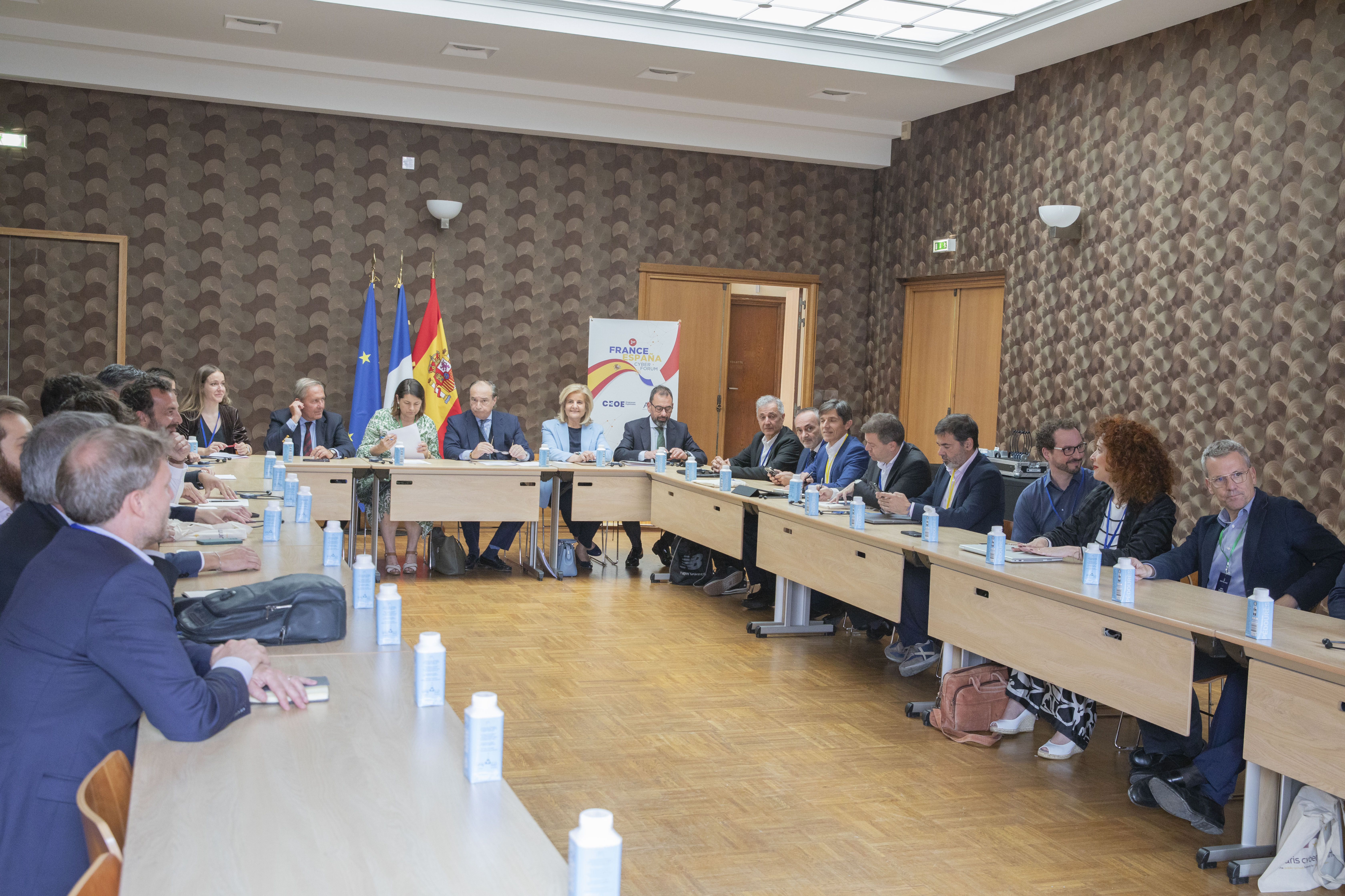 Un momento de la reunión en París del CyberForum.