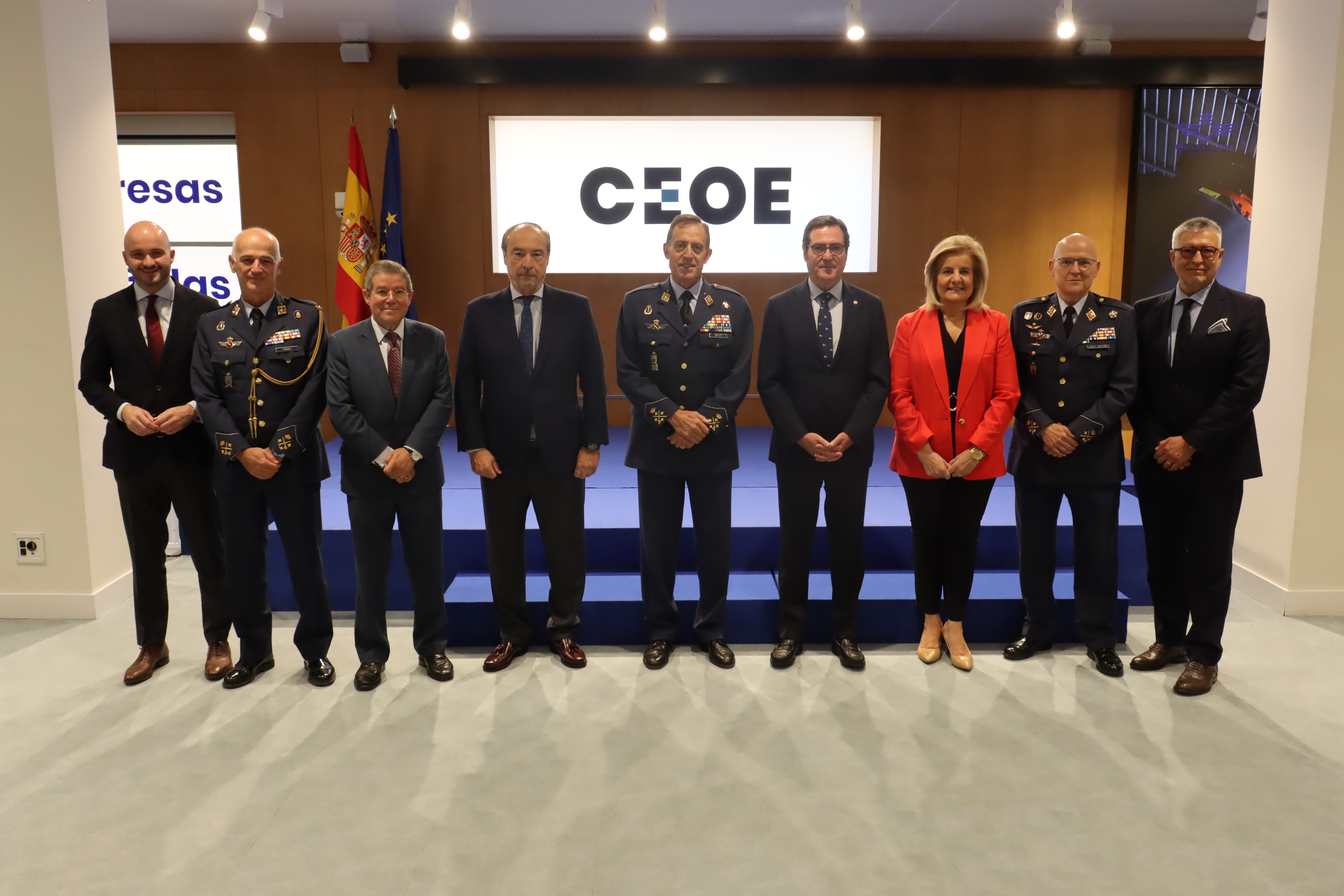 Foto de familia de la presentación del proyecto BACSI, Base Aérea Conectada, Sostenible e Inteligente