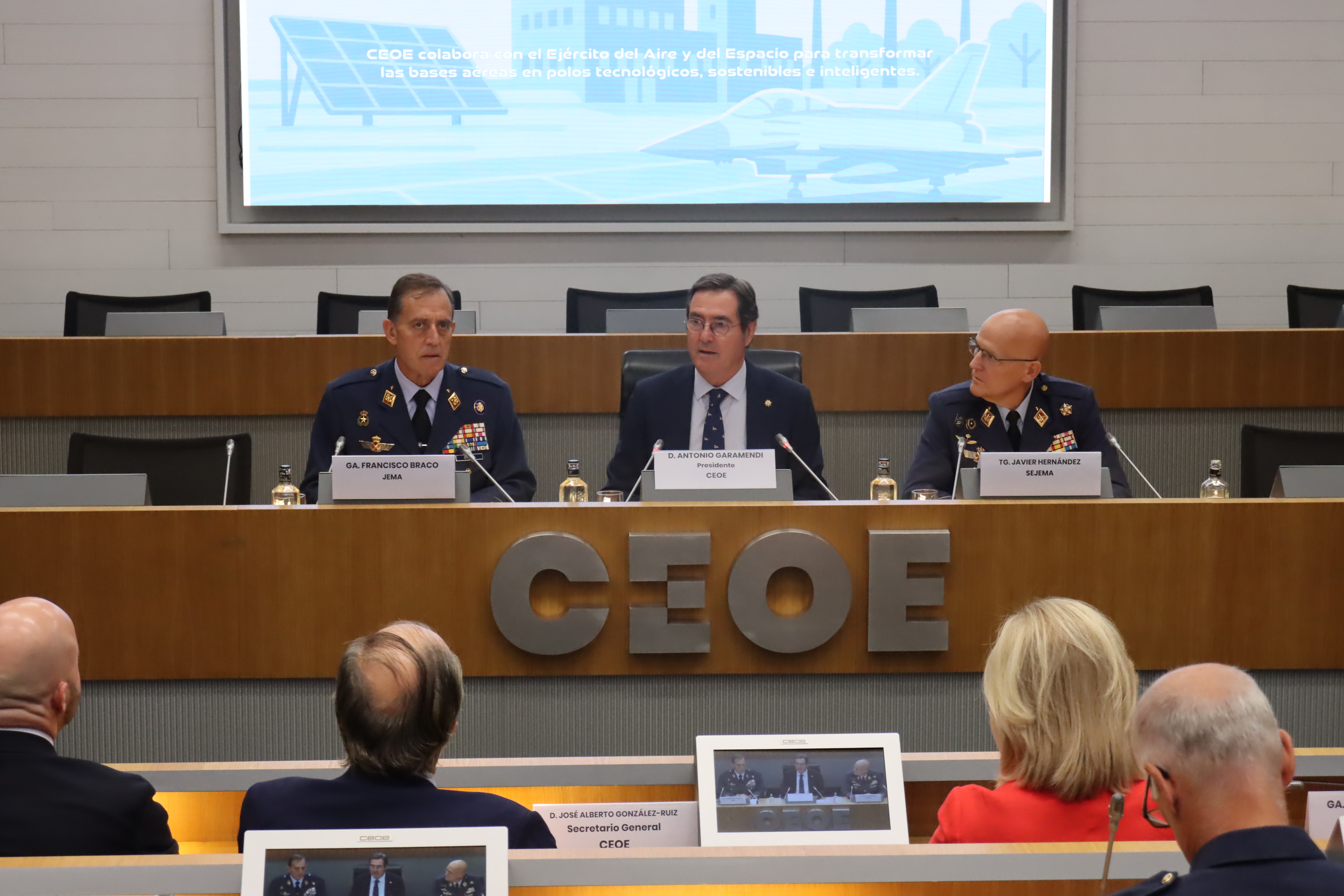 Apertura institucional de la jornada de presentación del Proyecto BACSI con el presidente de CEOE, el JEMA y el SEJEMA