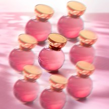 En la imagen, la empresa PyD presenta unos botes de perfume de color rosa