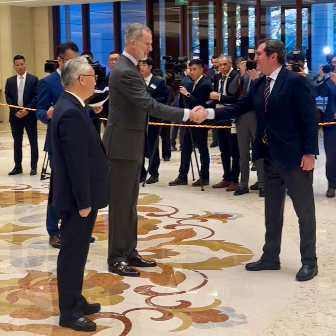 Felipe VI y Antonio Garamendi se saludan en China