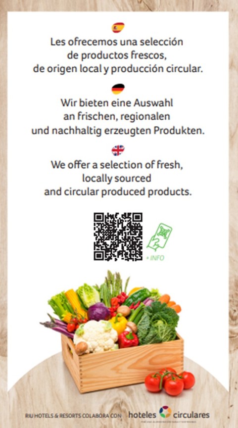 Cartel informativo que ofrece una selección de productos frescos, de origen local y producción circular en tres idiomas (español, alemán e inglés). Incluye un código QR para más información y una imagen de una caja de madera llena de verduras variadas como coliflor, zanahorias, tomates, pimientos y acelgas, con el logotipo de “hoteles circulares” en la parte inferior.