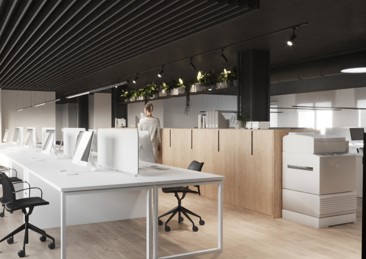 Oficina moderna con mesas blancas, ordenadores, mostrador de madera con plantas y techo oscuro con iluminación