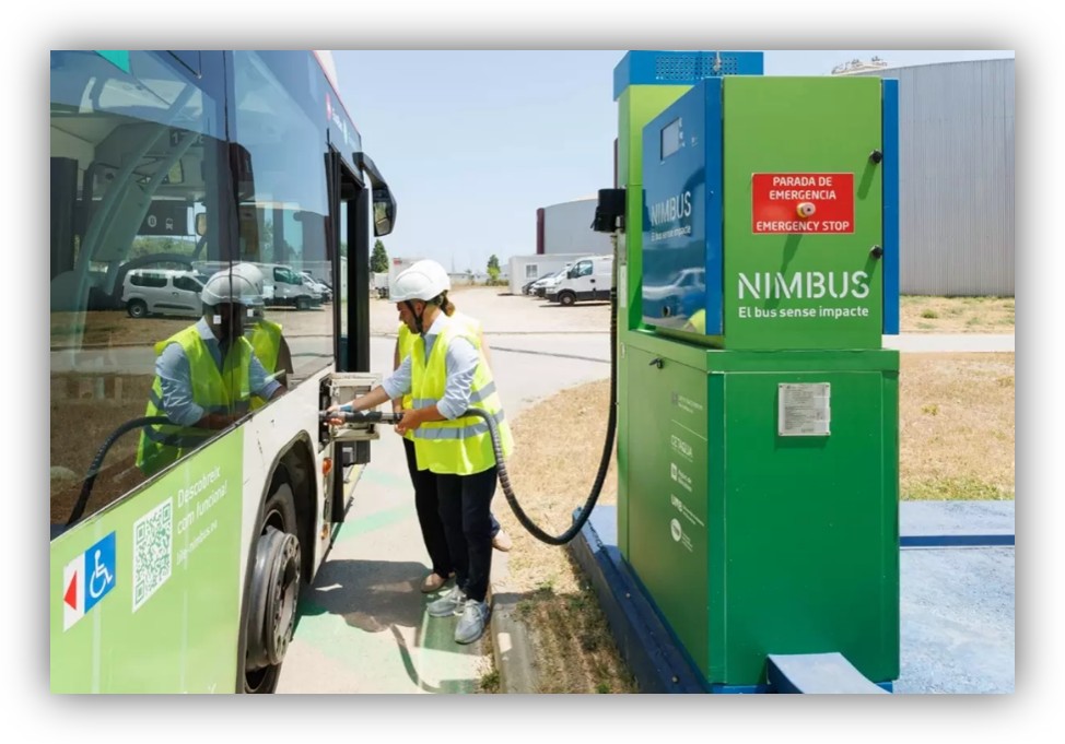 Operaria conecta un autobús a un punto de carga Nimbus