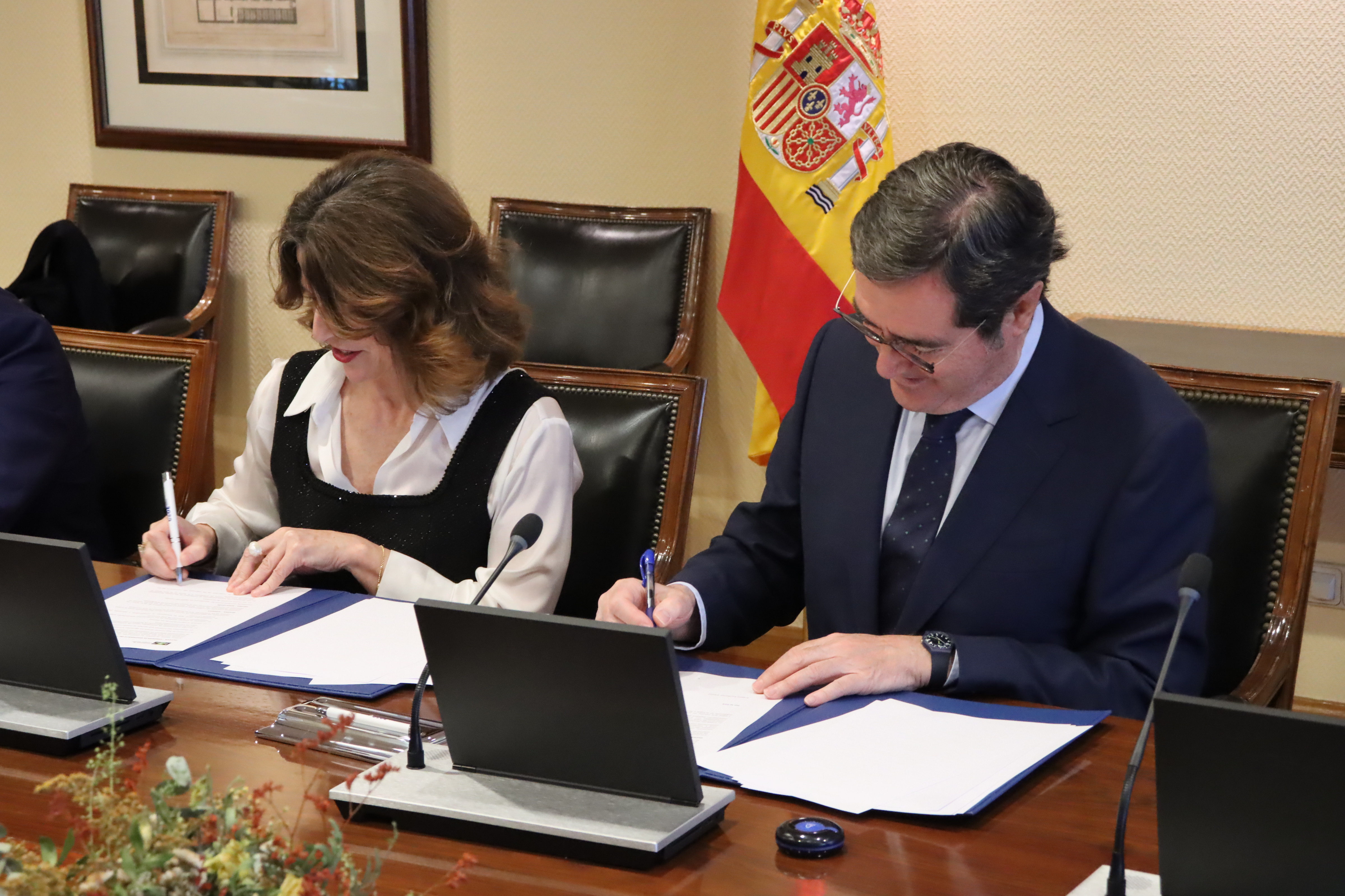 Firma del acuerdo CCS de las Universidades Españolas y CEOE