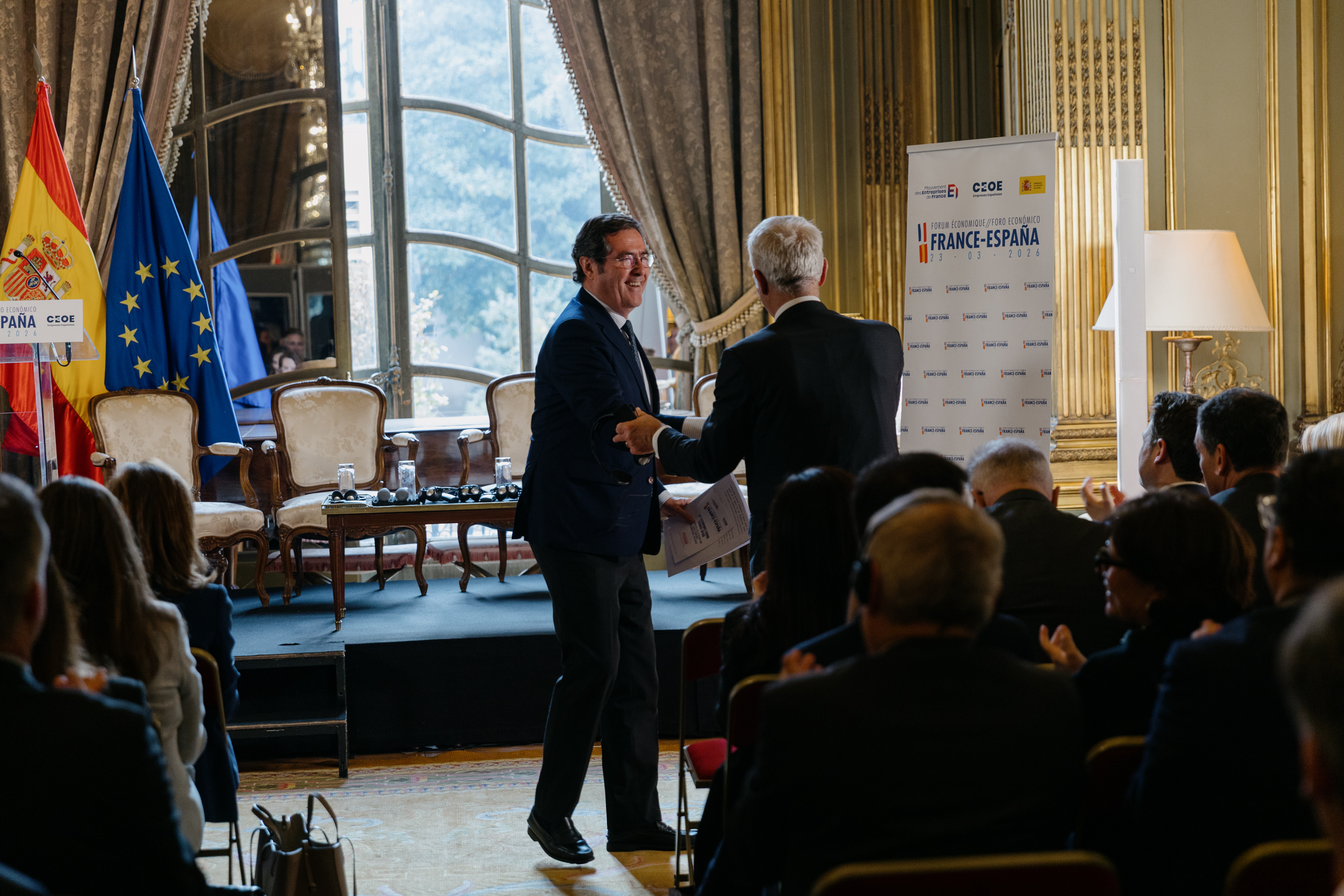 Saludo entre los presidentes de CEOE y MEDEF