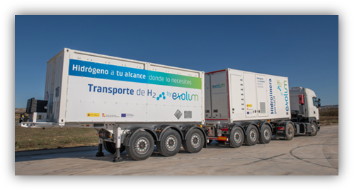 Camión con remolque de transporte de hidrógeno de Exolum, con contenedores blancos rotulados, estacionado en una zona industrial.