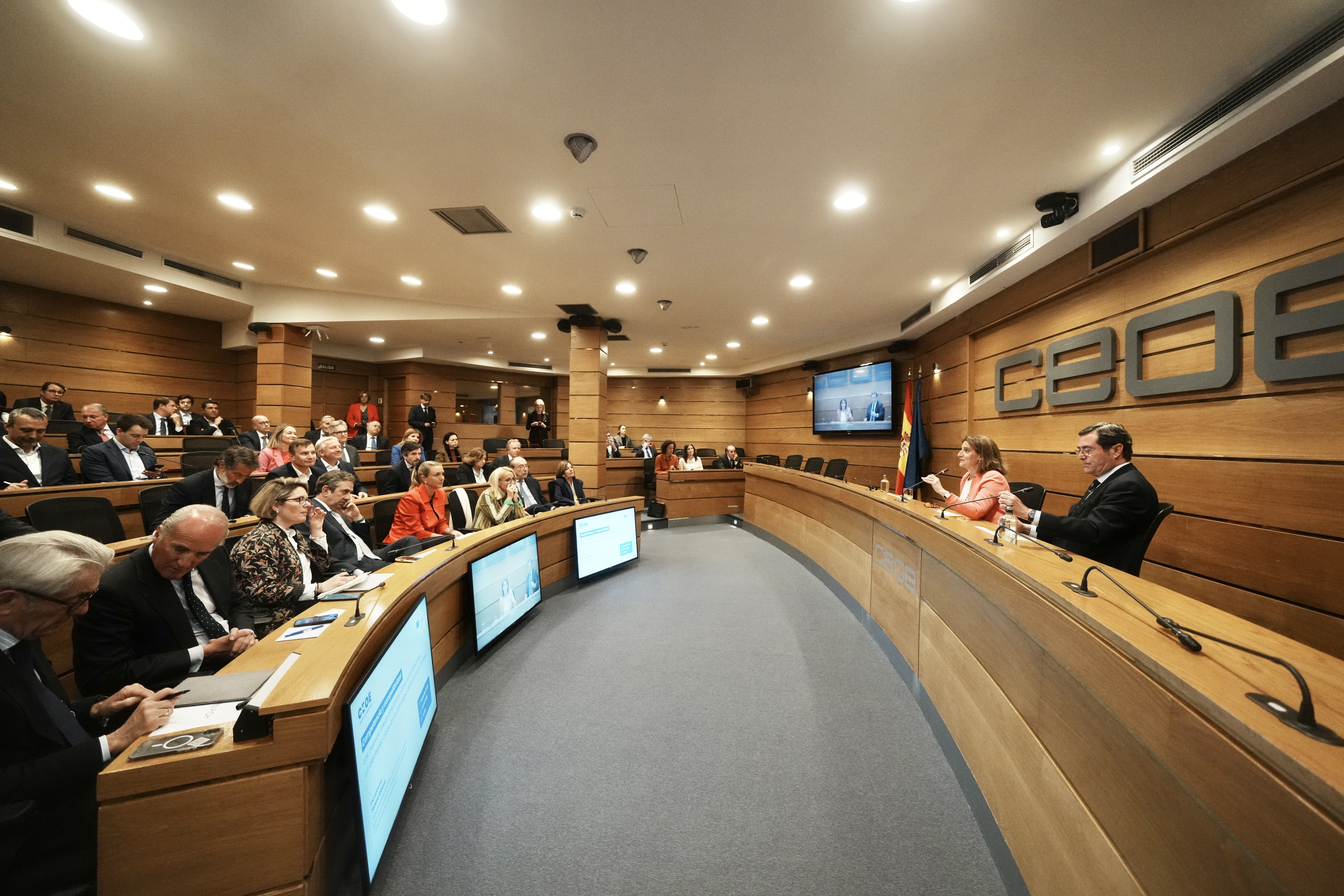Encuentro con Teresa Ribera en la sede de CEOE