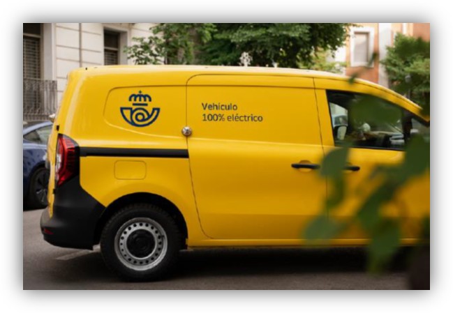 Furgoneta amarilla de reparto con el texto ‘Vehículo 100% eléctrico’ estacionada en una calle urbana.