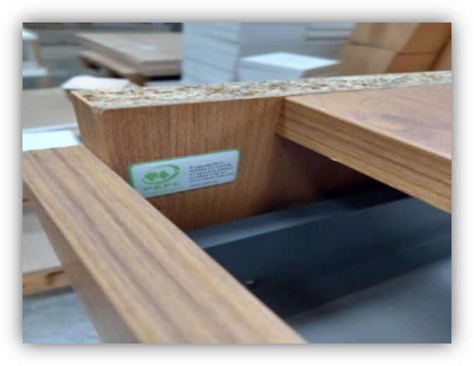 Detalle de una estructura de madera con tablero aglomerado y etiqueta de certificación forestal sostenible.