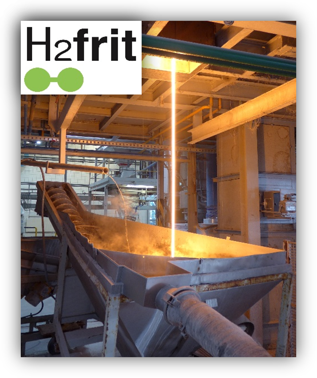 Proceso industrial de fundición con vertido de material incandescente en un canal, en una planta metalúrgica con maquinaria y tuberías.