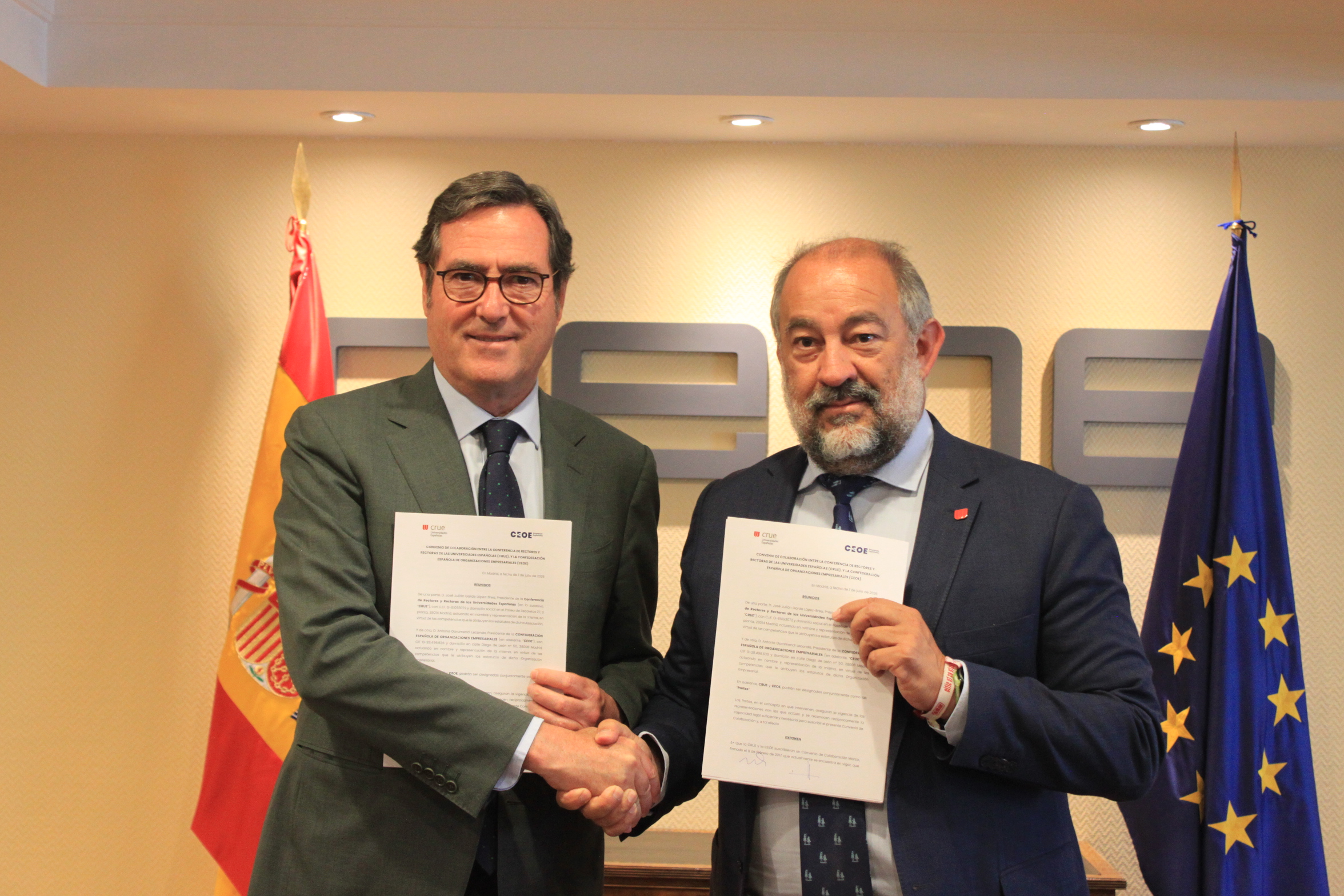 Firma del acuerdo para la transferencia del conocimiento entre CEOE y CRUE