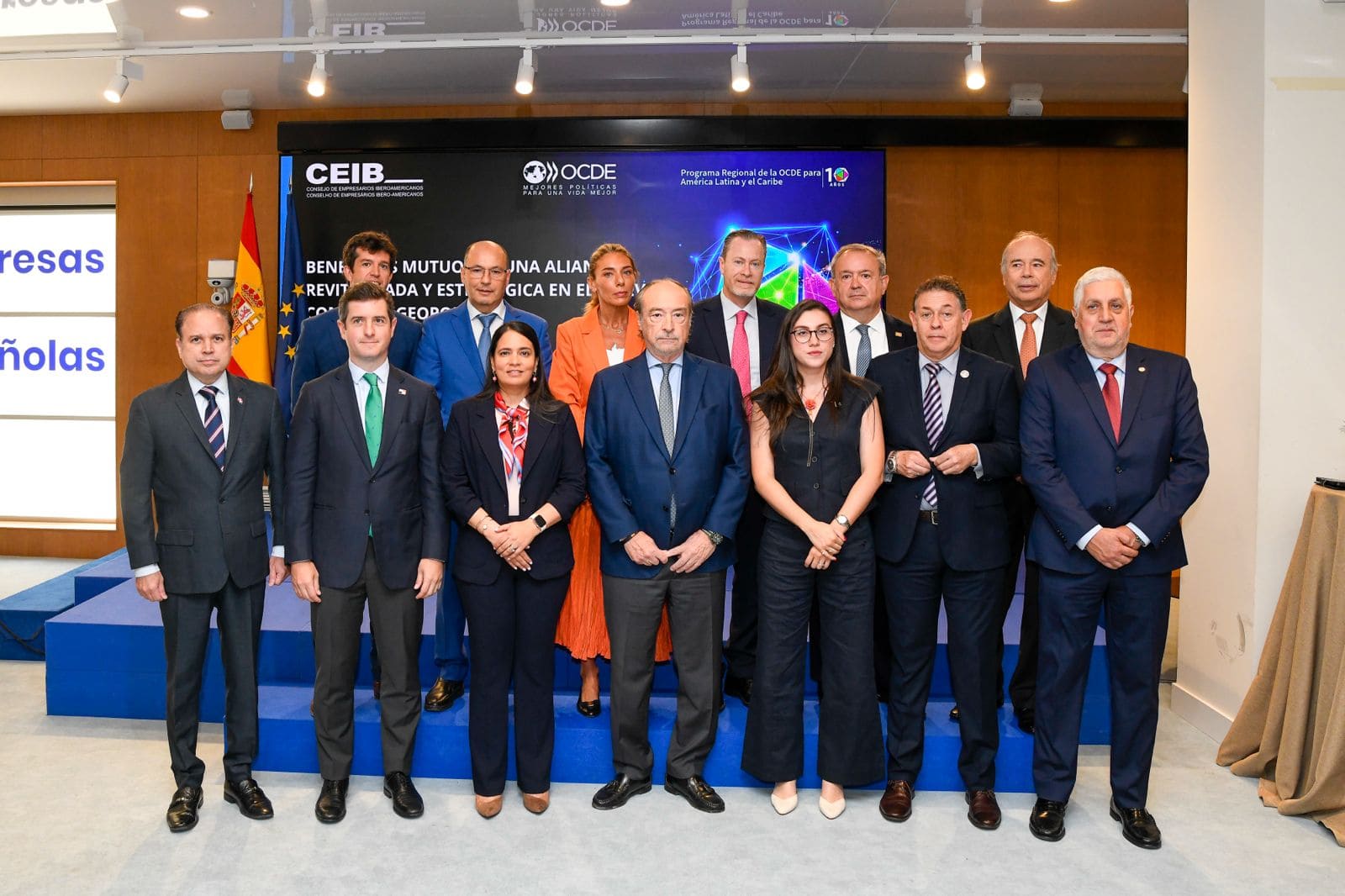 Foto de familia de algunos de los participantes en el Encuentro con el Sector Privado en CEOE