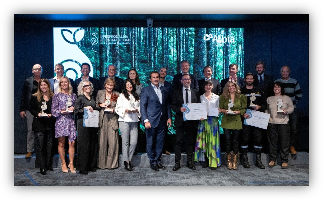 Grupo de personas posando con premios y reconocimientos durante una ceremonia de sostenibilidad organizada por Albia.