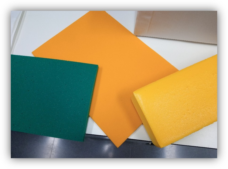 Planchas y bloques de espuma de poliuretano reciclada en distintos colores para aplicaciones industriales