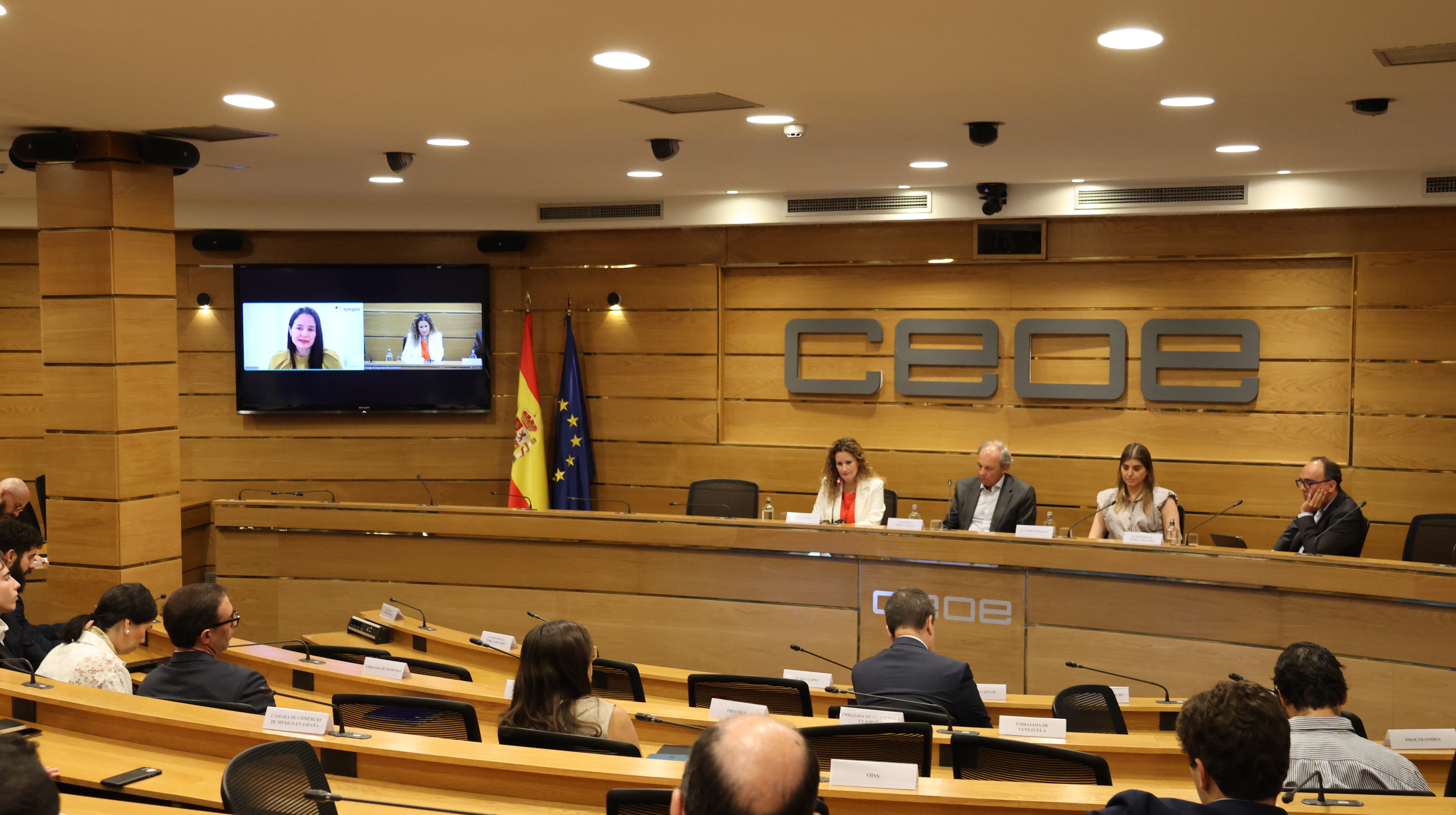Participantes en el panel de discusión sobre RSC y ASG