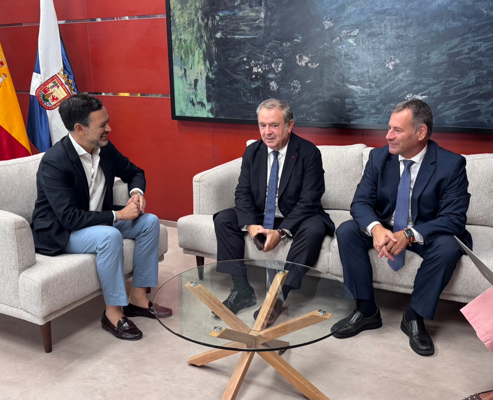 Encuentro con el con el vicepresidente del Cabildo de Tenerife, Lope Afonso, y el director insular de Acción Exterior, Pedro González.