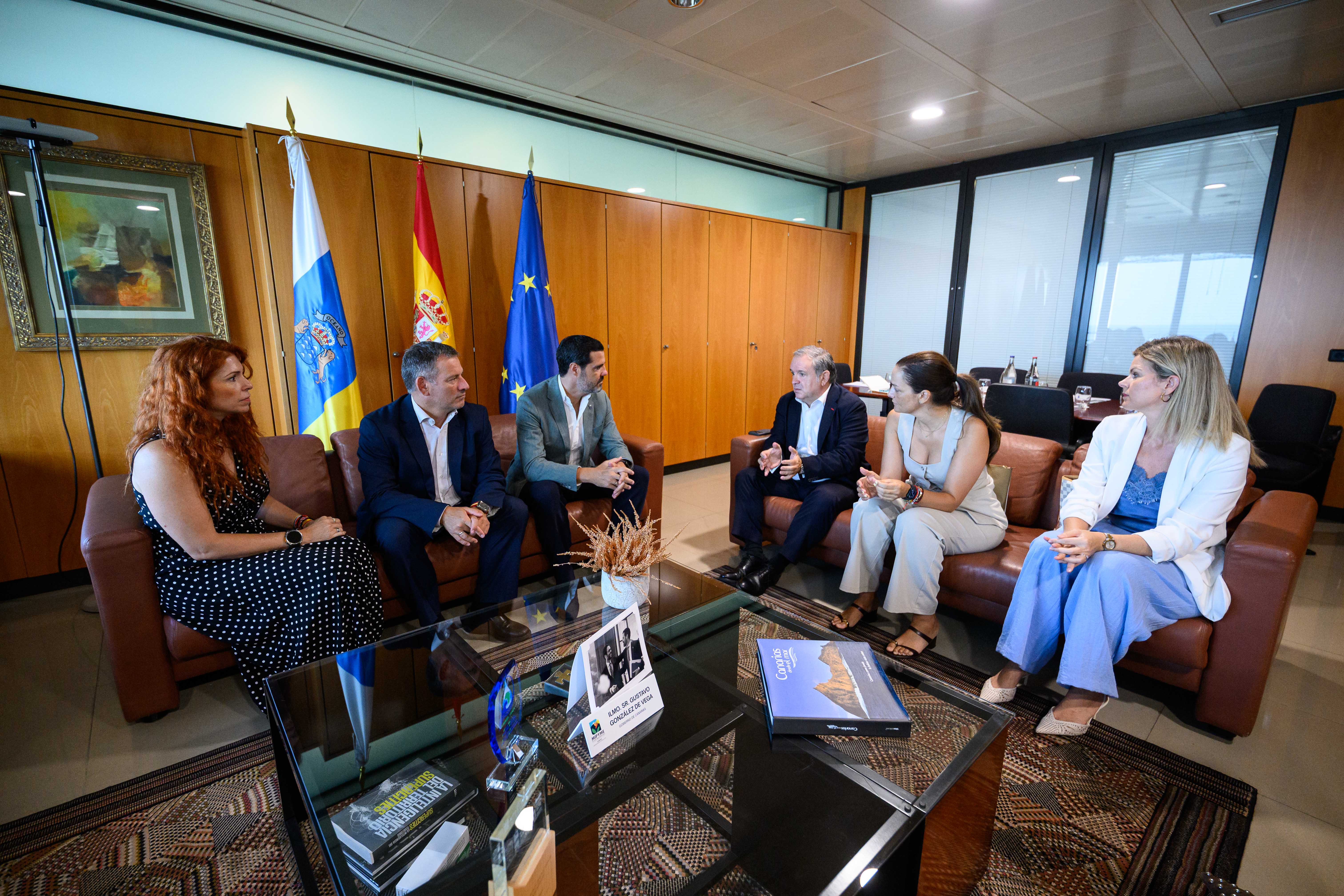 Reunión con el viceconsejero de Economía e Internacionalización del Gobierno de Canarias, Gustavo González de Vega, acompañado por la alcaldesa de Arona, Fátima Lemes; el director insular de Acción Exterior, Pedro González, y la secretaria general de la Confederación Provincial de Empresarios de Santa Cruz de Tenerife, Elena Vela.