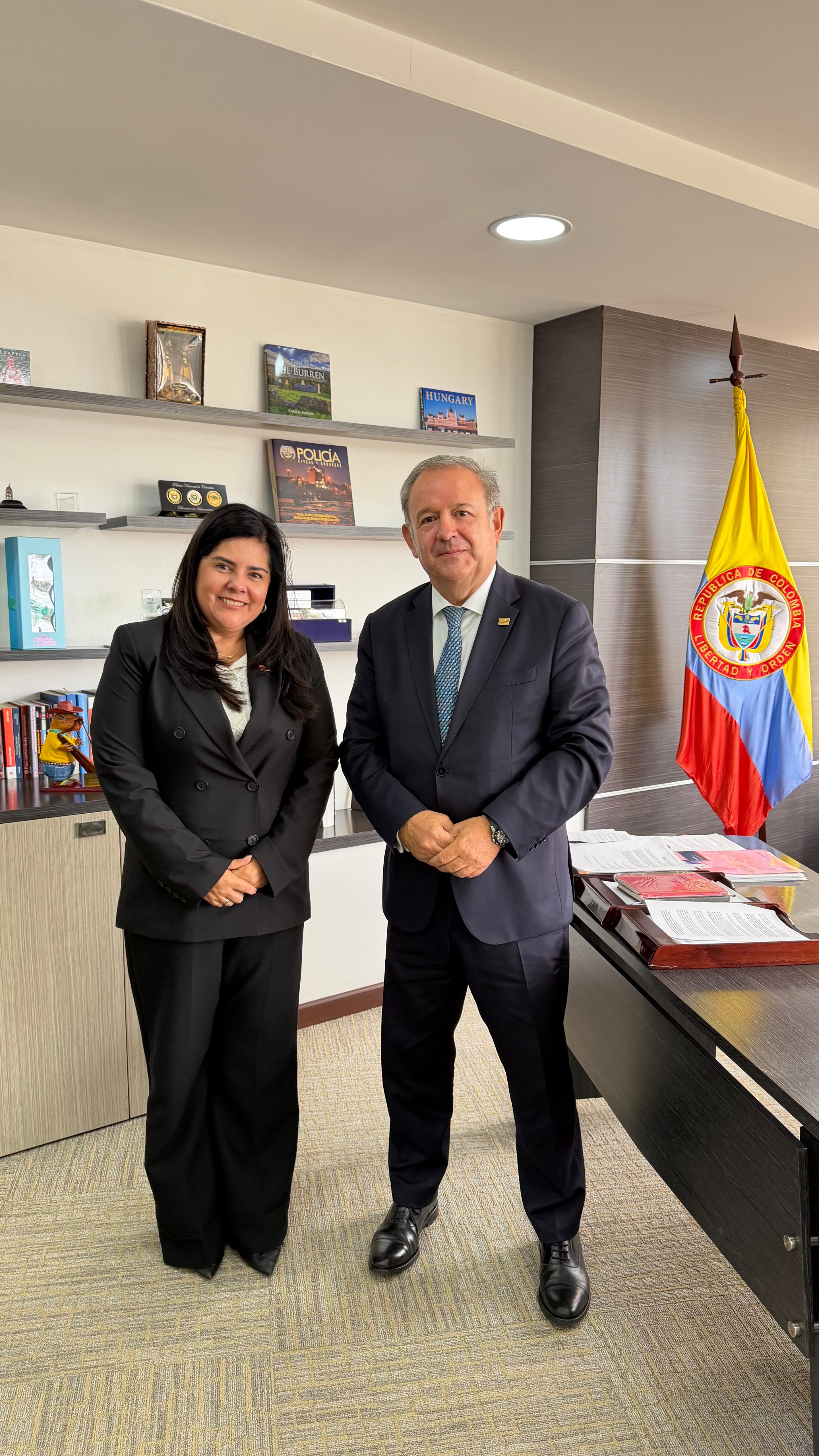 El secretario permanente de CEIB con la viceministra de Comercio Exterior de Colombia, Sandra Carvajal