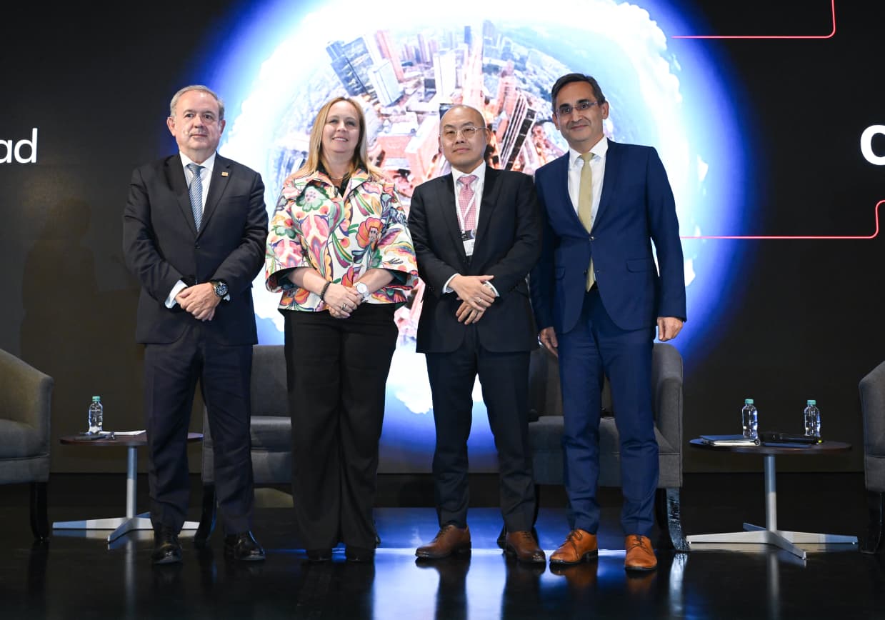 El secretario permanente de CEIB junto al resto de ponentes en su panel durante la II Cumbre Internacional y Rueda de Negocios Bogotá-Cundinamarca 