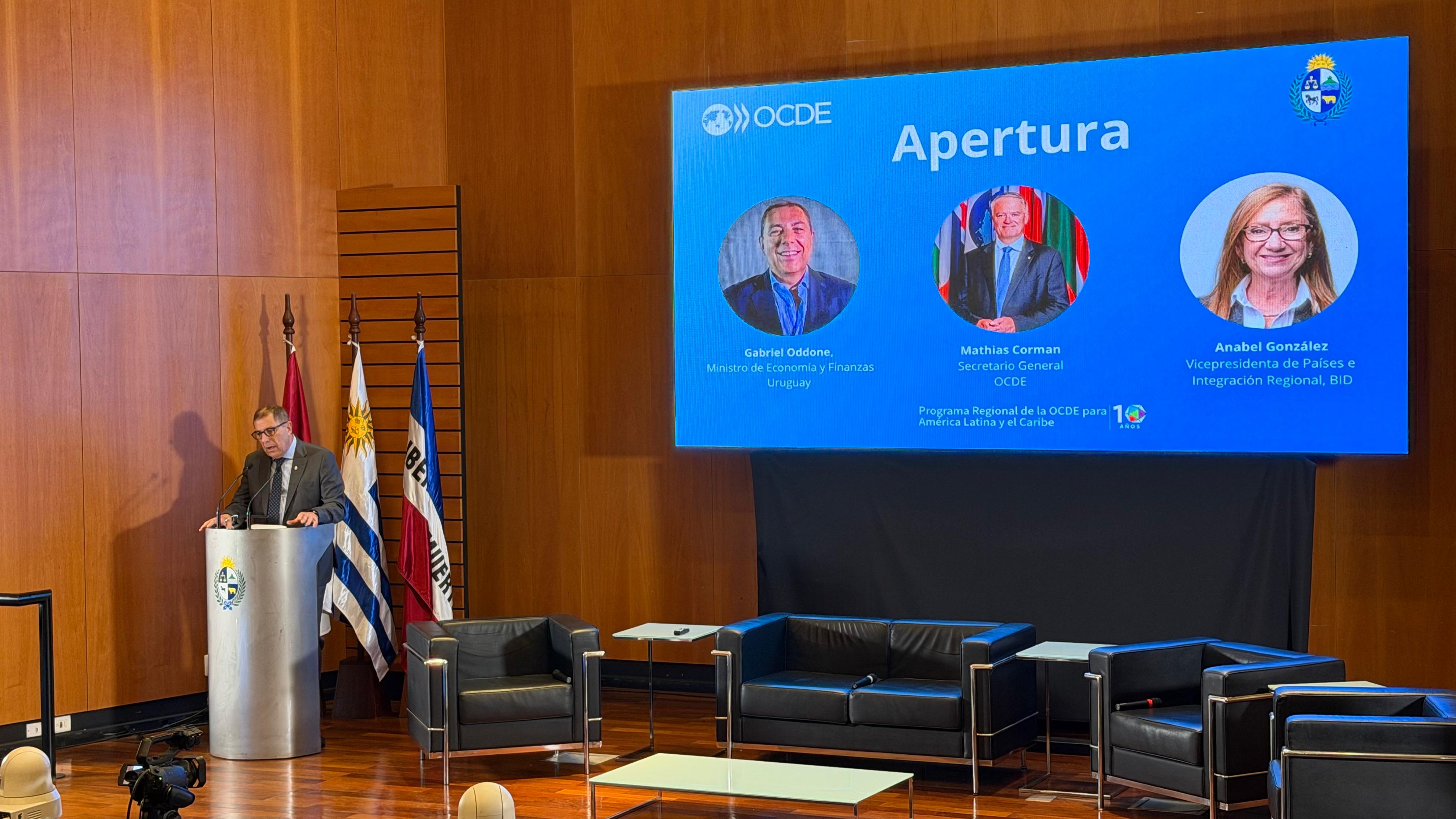 El ministro de Economía y Finanzas de Uruguay durante la Cumbvre Ministerial de la OCDE