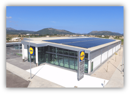Supermercado Lidl con paneles solares instalados en la cubierta del edificio y montañas al fondo.