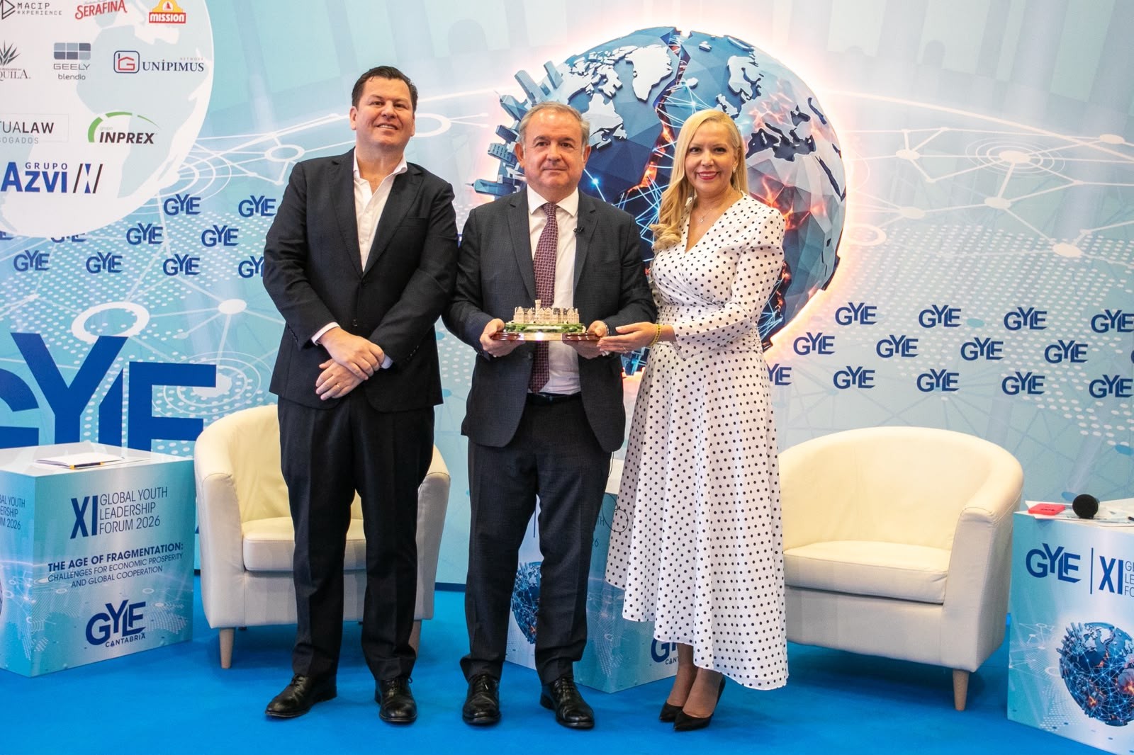 El presidente del GYLF, Jacobo Pombo, le hace entrega del Premio Trayectoria Profesional Internacional a Narciso Casado durante el acto.