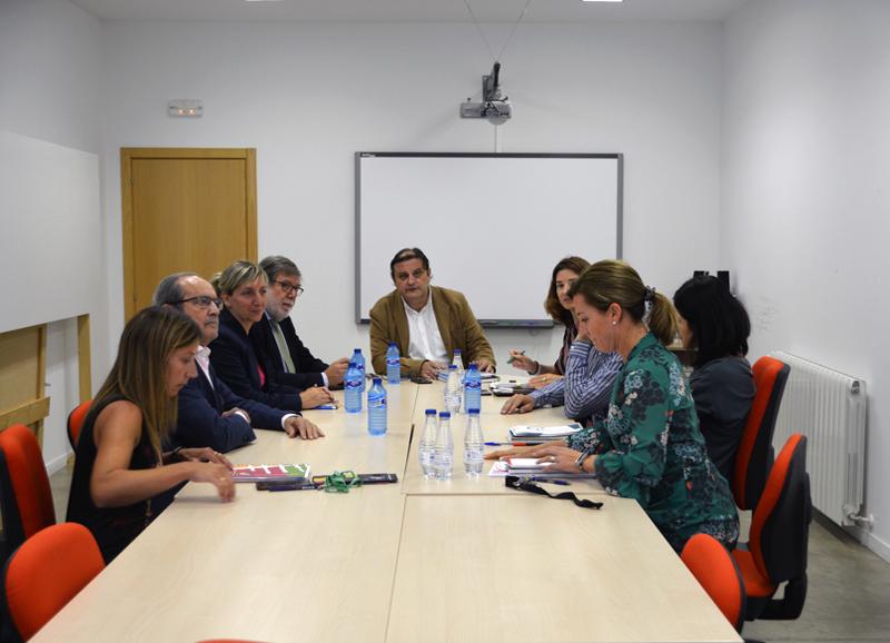 media-file-3759-foes-y-el-vicerrectorado-de-soria-analizan-sistema-de-becas-para-universitarios-similar-al-de-las-highlands-escocesas.jpg media-file-3759-foes-y-el-vicerrectorado-de-soria-analizan-sistema-de-becas-para-universitarios-similar-al-de-las-highlands-escocesas.jpg