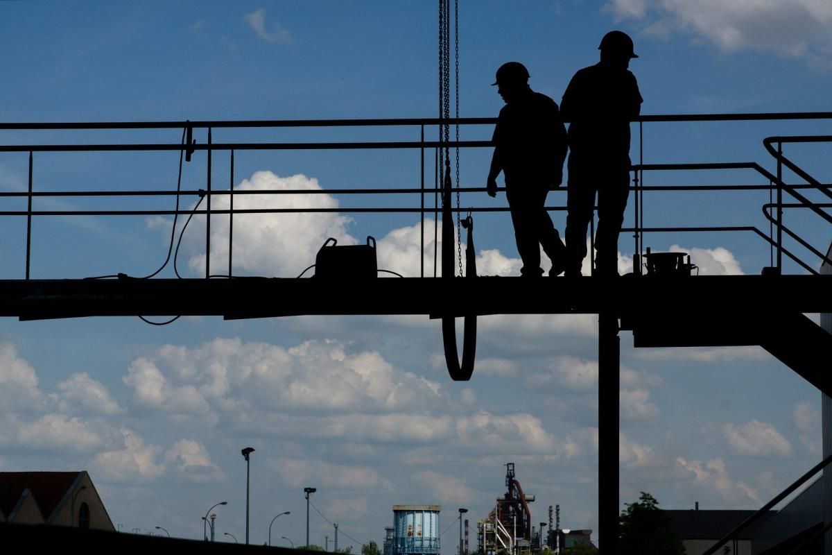 Operarios trabajando en factoría