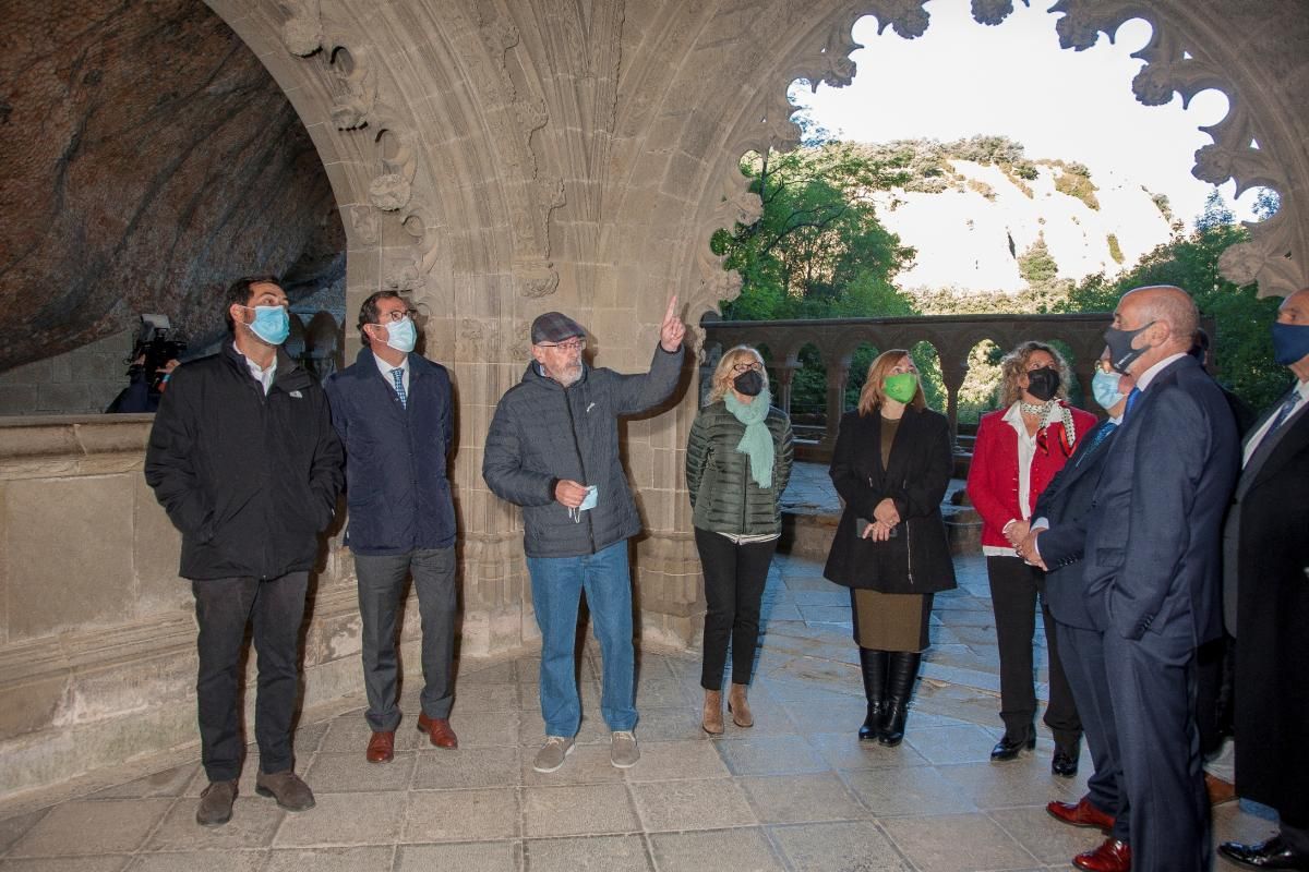 Los presidentes de CEOE y CEOE Aragón (a la izquierda) durante la visita guiada a San Juan de la Peña con parte de grupo de empresarios y autoridades altoaragonesas