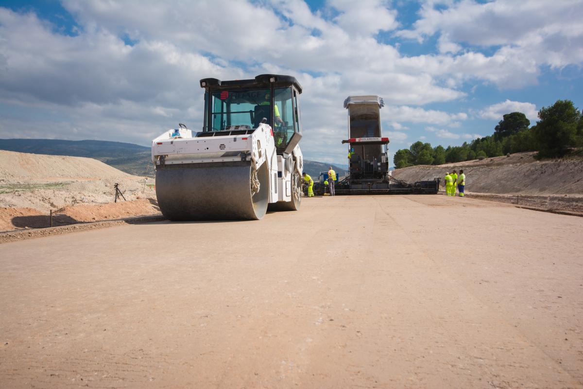 Máquina apisonadora en las obras de una carretera