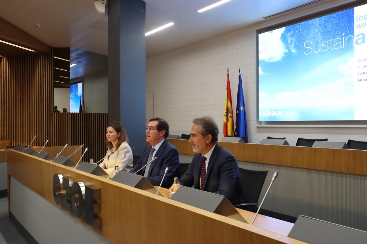 La secretaria de Estado de Transportes, Movilidad y Agenda Urbana, María José Rayo, el presidente de CEOE, Antonio Garamendi, y el CEO de Airbus, Ricardo Rojas. 