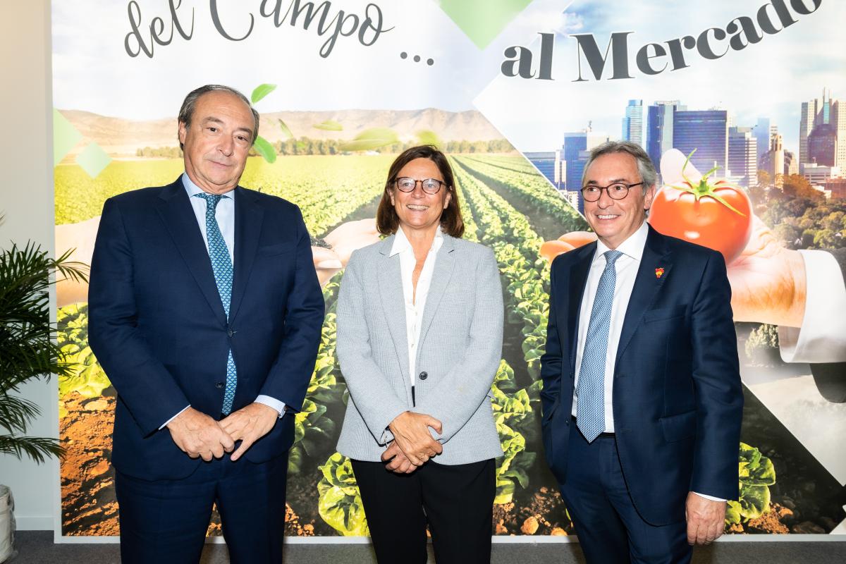De izquierda a derecha, José Alberto González-Ruiz, secretario general de CEOE; Carmen Morenés, directora general de Fundación Telefónica; y Jorge Brotons, presidente de FEPEX