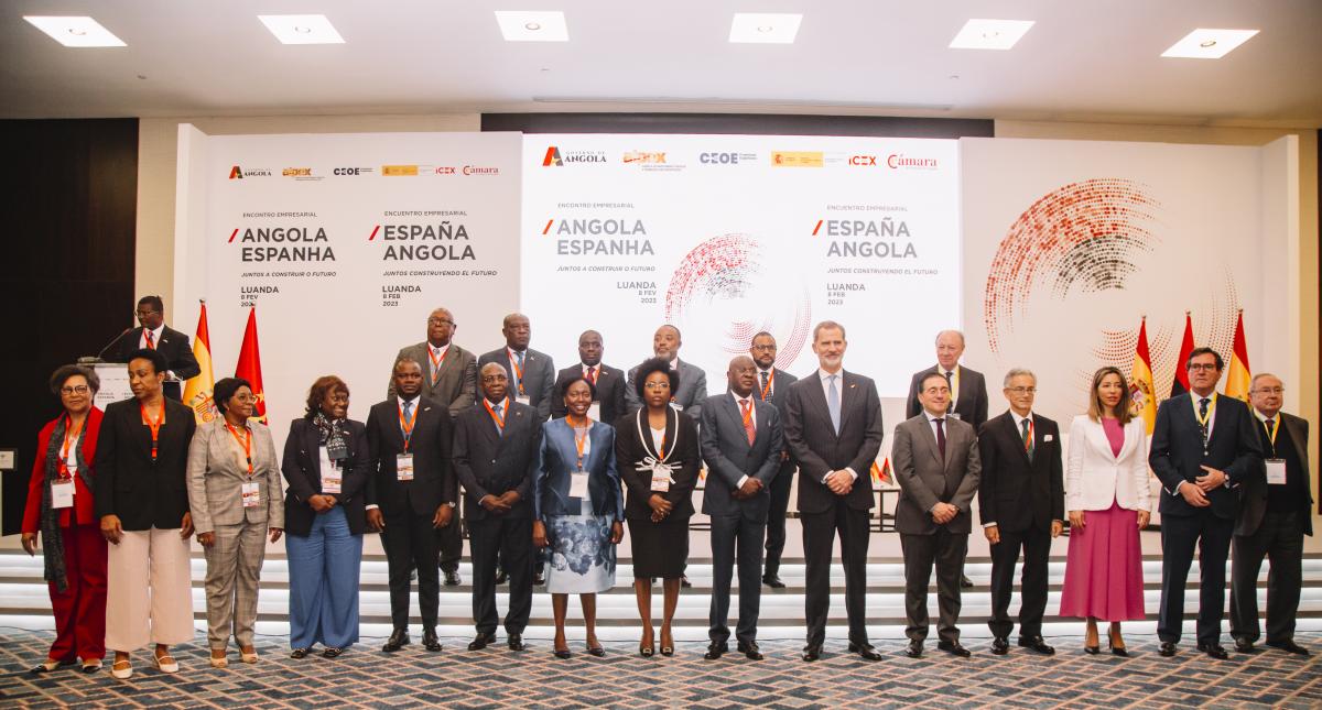 Visita a Angola: foto de familia con los Reyes de España