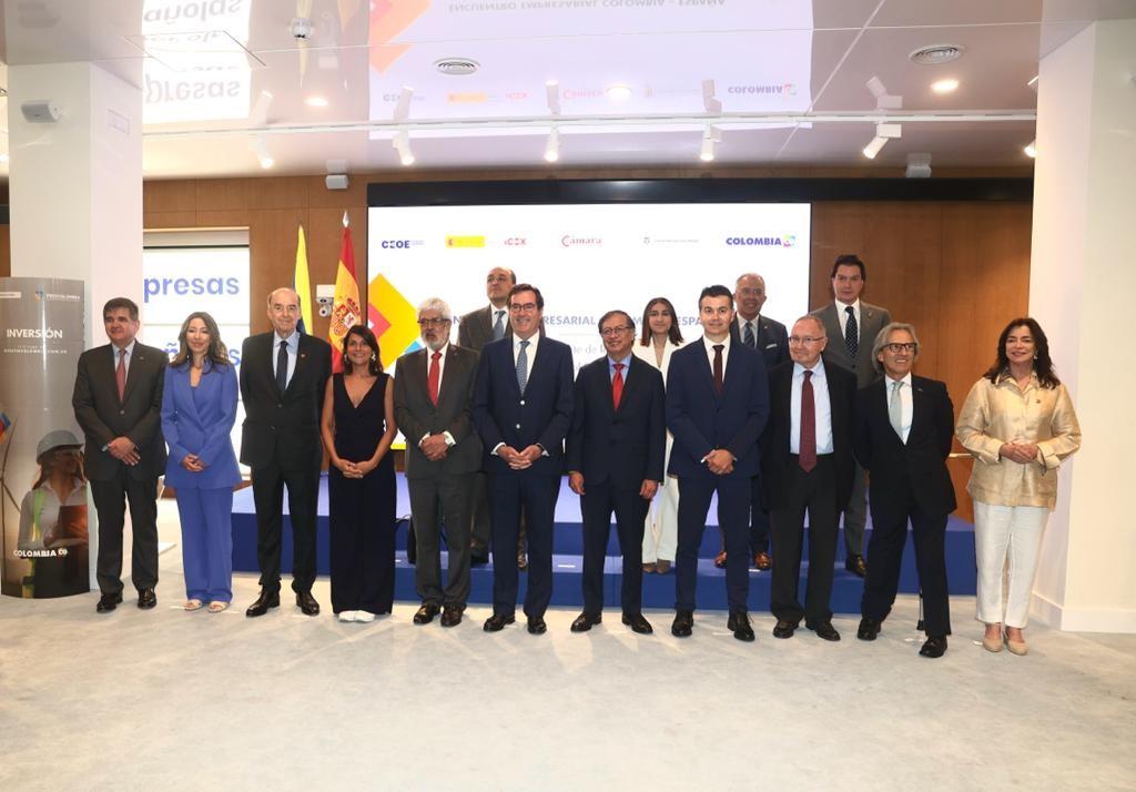 Foto de familia de la delegación colombiana y española en CEOE
