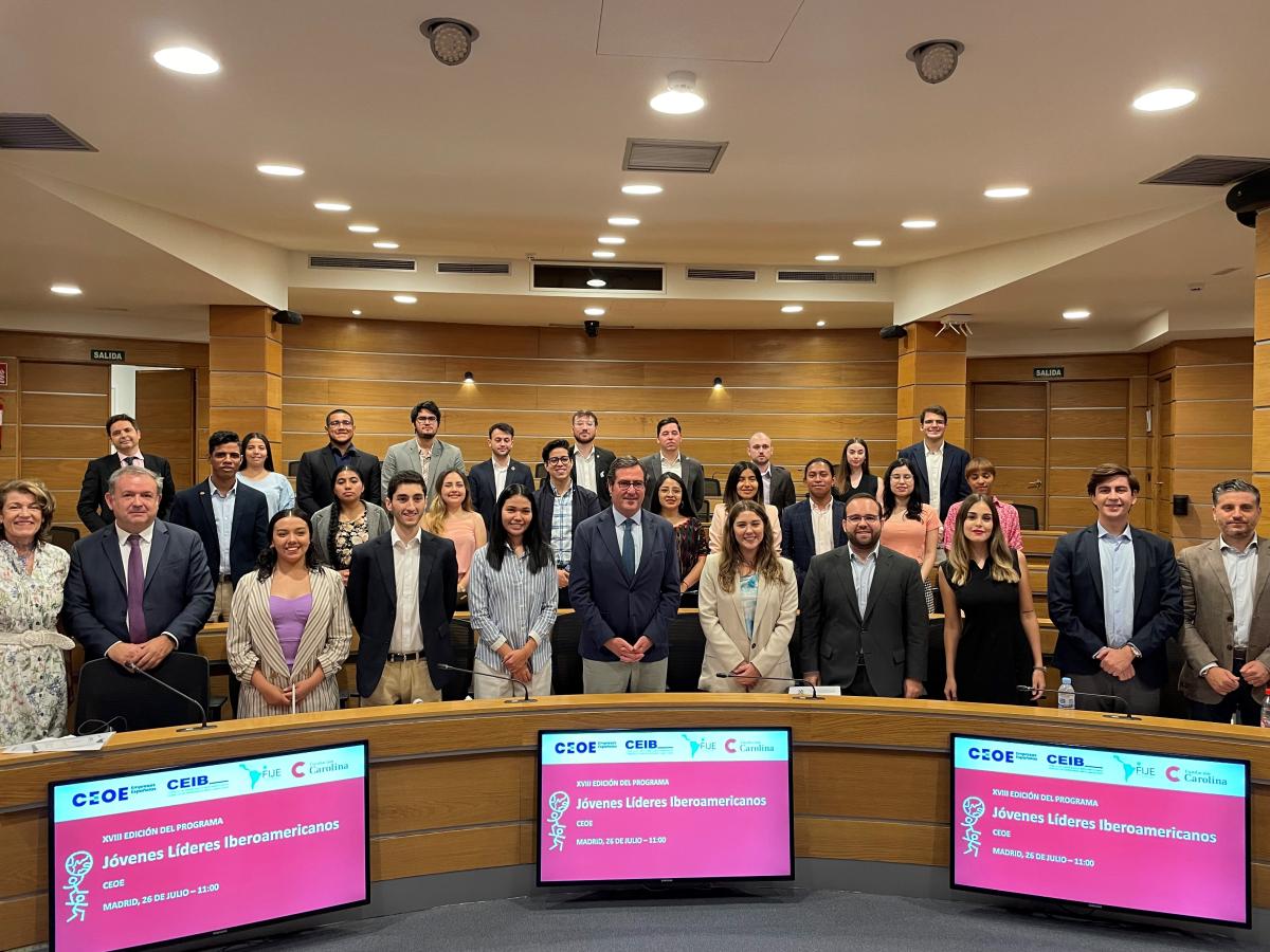 Antonio Garamendi, Narciso Casado y Antonio Magraner con los alumnos del programa Jóvenes Líderes Iberoamericanos en CEOE