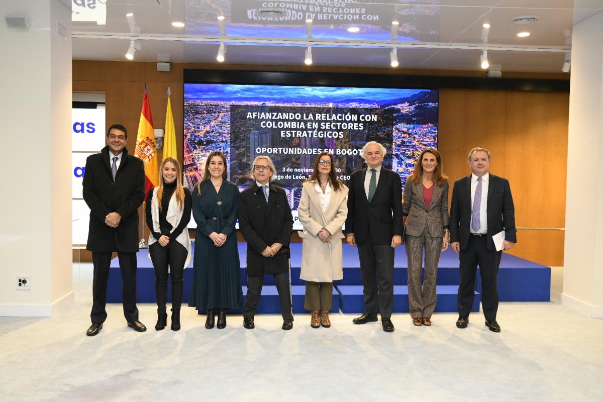 Foto de familia de la jornada en CEOE sobre las oportunidades de negocio en Bogotá