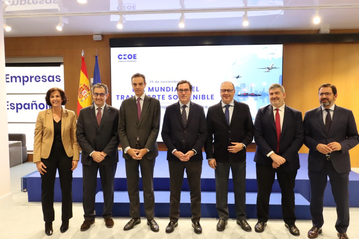 Miembros del Consejo de Transporte con el presidente de CEOE, Antonio Garamendi.